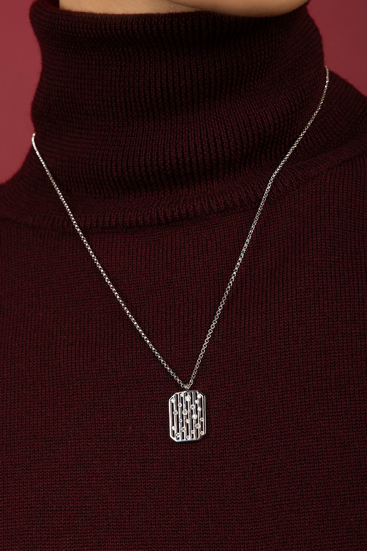 Homme portant le collier APM Monaco, une élégance graphique au charme intemporel.