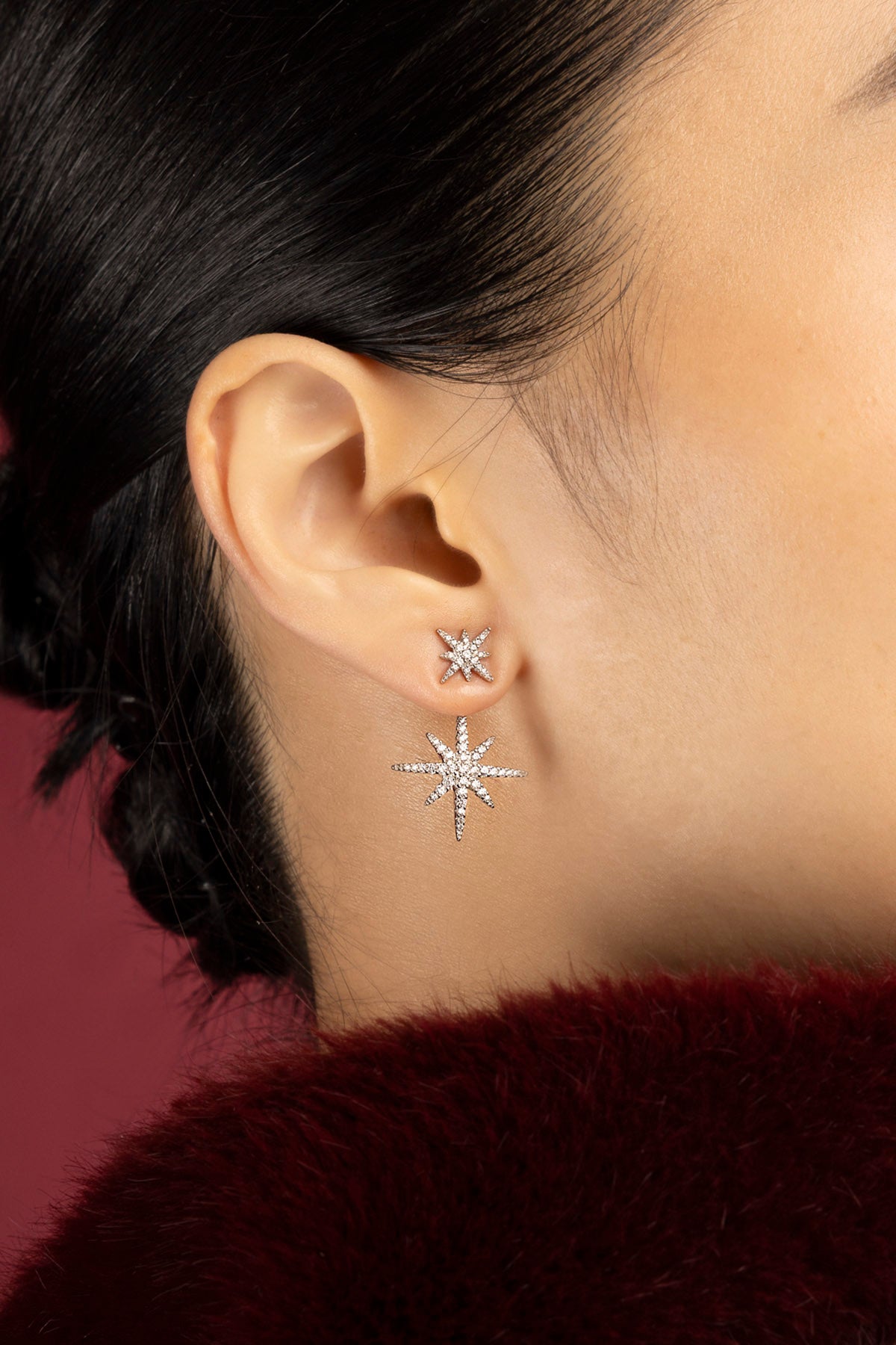 Femme portant les Boucles d'Oreilles Météorites APM Monaco, une constellation scintillante posée avec élégance.