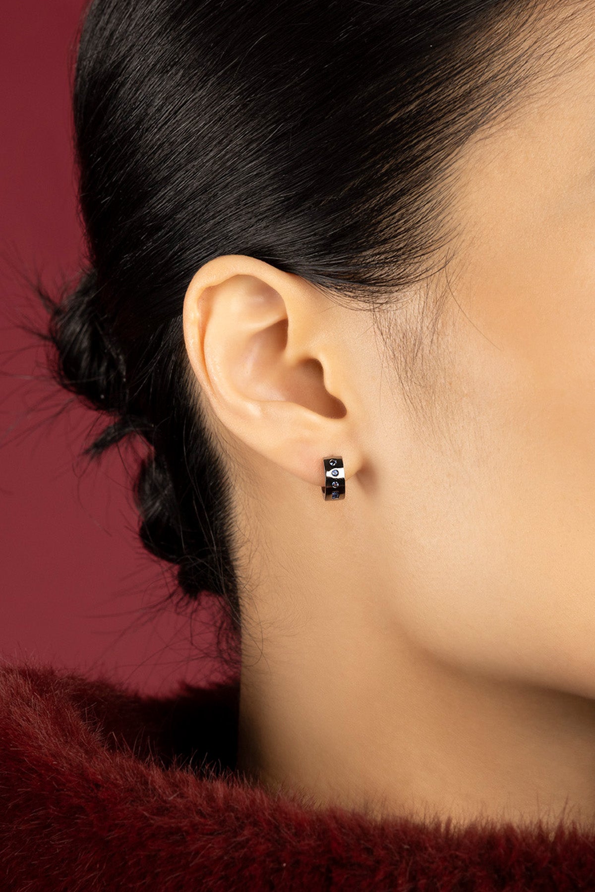 Femme portant les mini créoles APM Monaco, éclat discret et allure moderne.