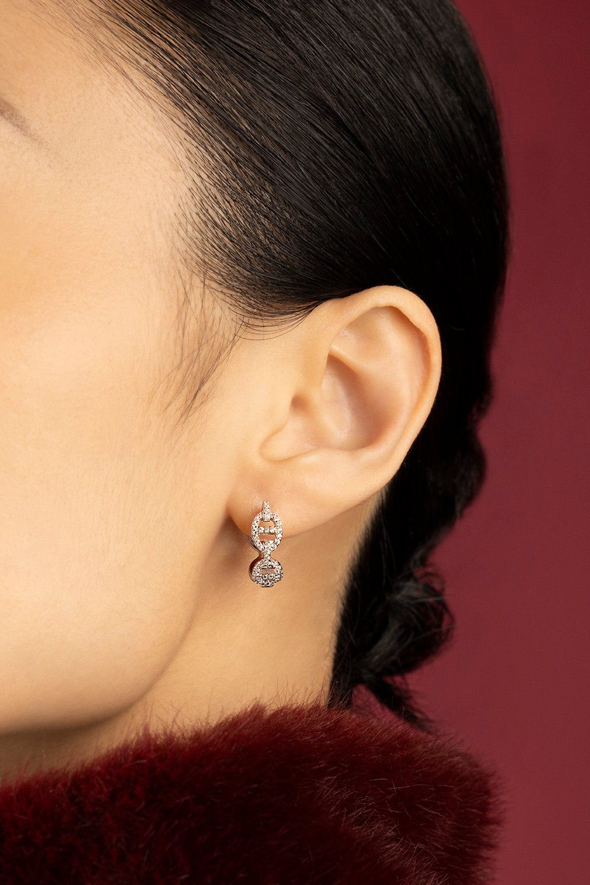 Femme portant les Boucles d'oreilles Morse APM, une élégance scintillante et raffinée.