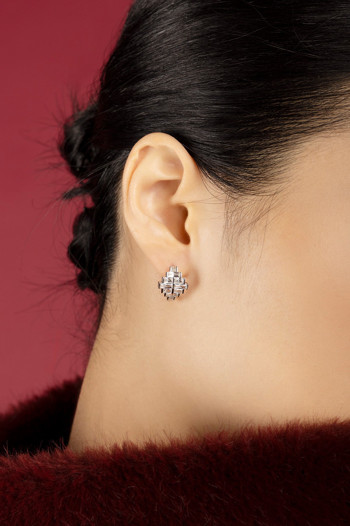 Femme portant les boucles d'oreilles APM, éclat graphique et allure résolument moderne.