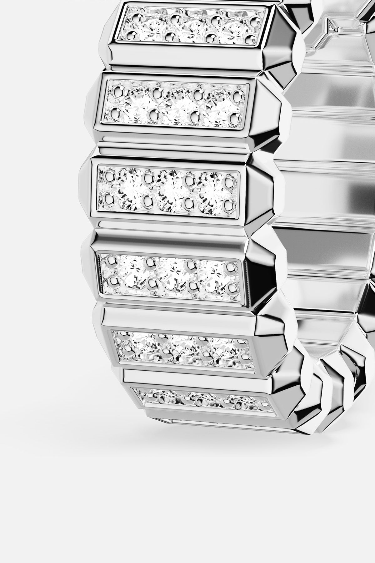 Bague APM au rhodium finish, éclat architectural et modernité lumineuse.