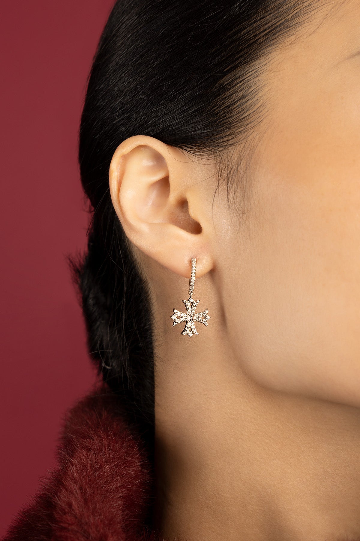 Femme portant les Boucles d'oreilles APM, une élégance scintillante aux reflets précieux.