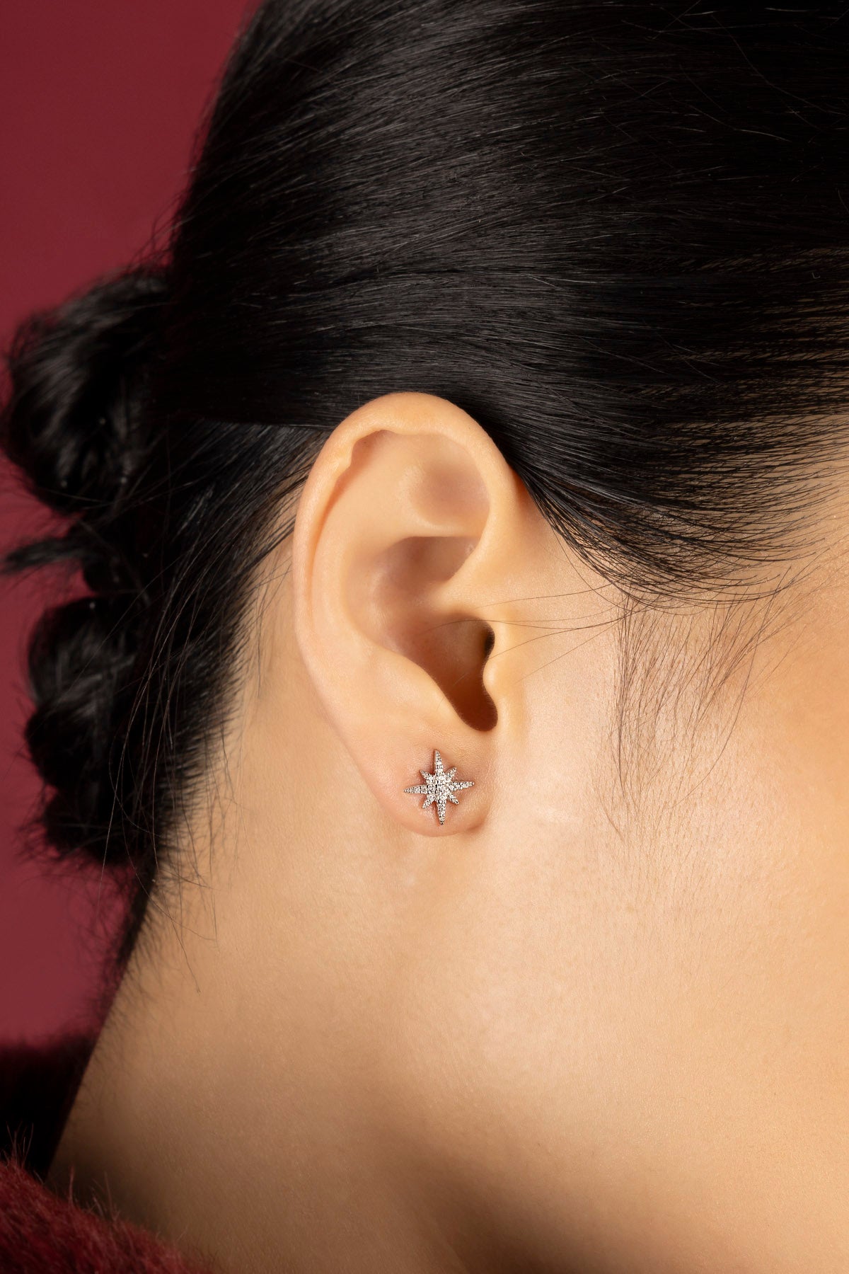 Femme portant les Boucles d'Oreilles Météorites APM Monaco, éclat étoilé et allure intemporelle.