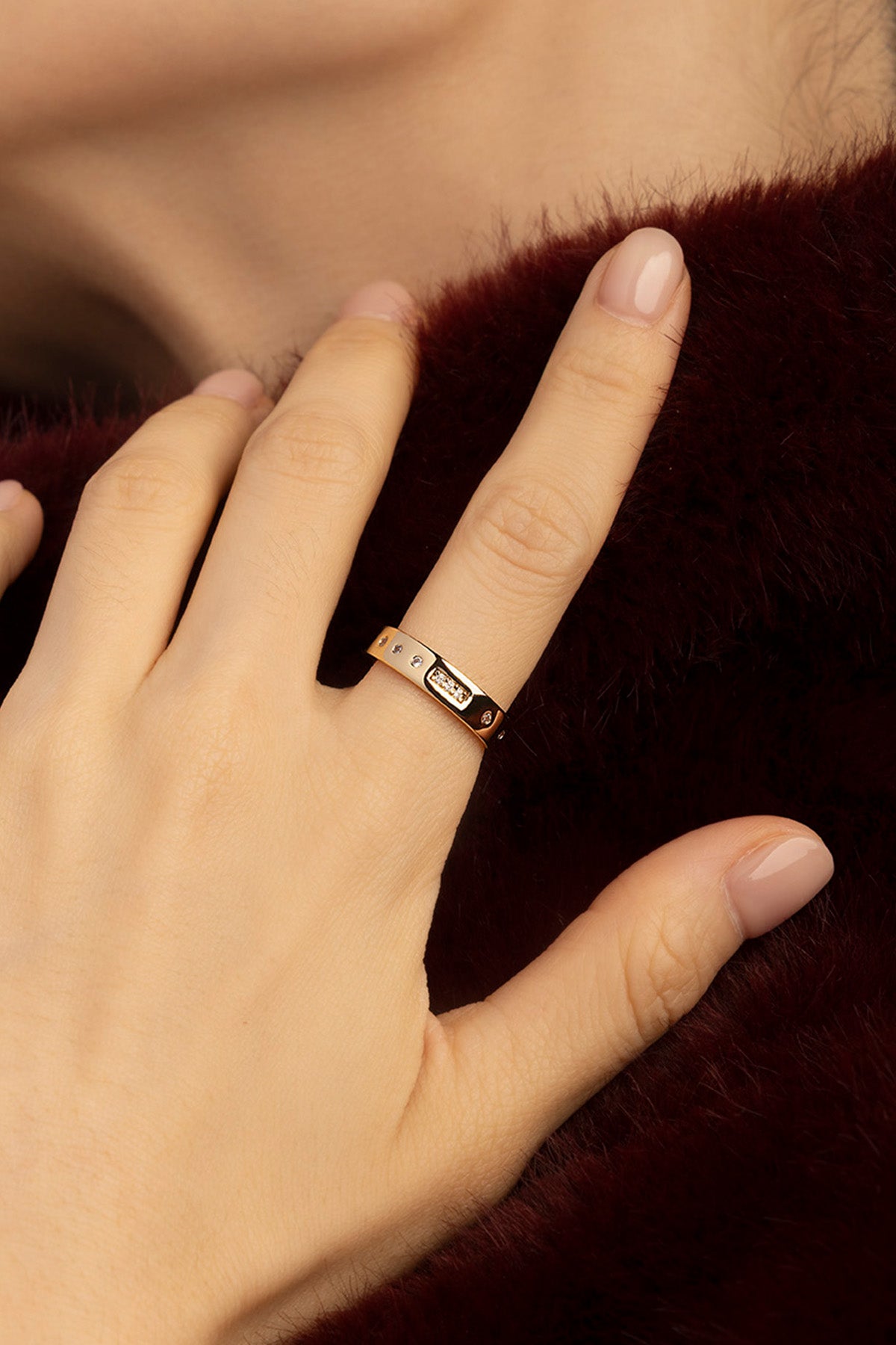 Femme portant la Bague APM Monaco, éclat doré et douceur hivernale.