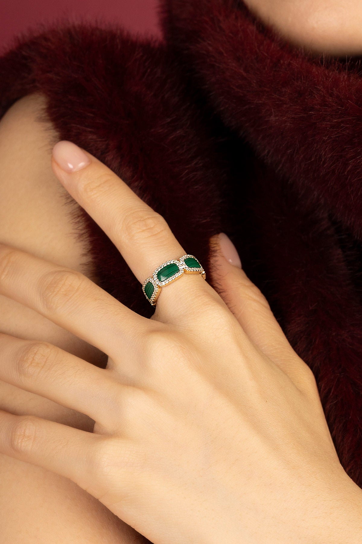 Femme portant la bague APM Monaco vert profond, une élégance feutrée et intemporelle.
