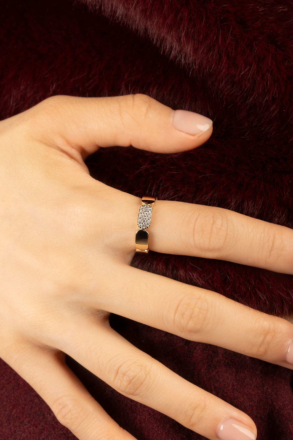 Femme portant la Bague Morse APM, une élégance dorée pleine de douceur.