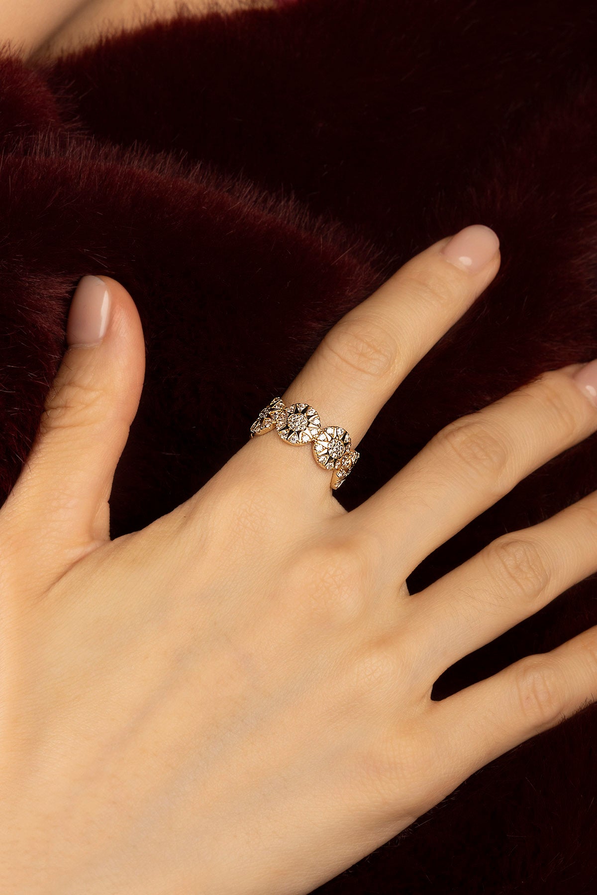 Femme portant la Bague APM Monaco, une floraison délicate aux reflets dorés.