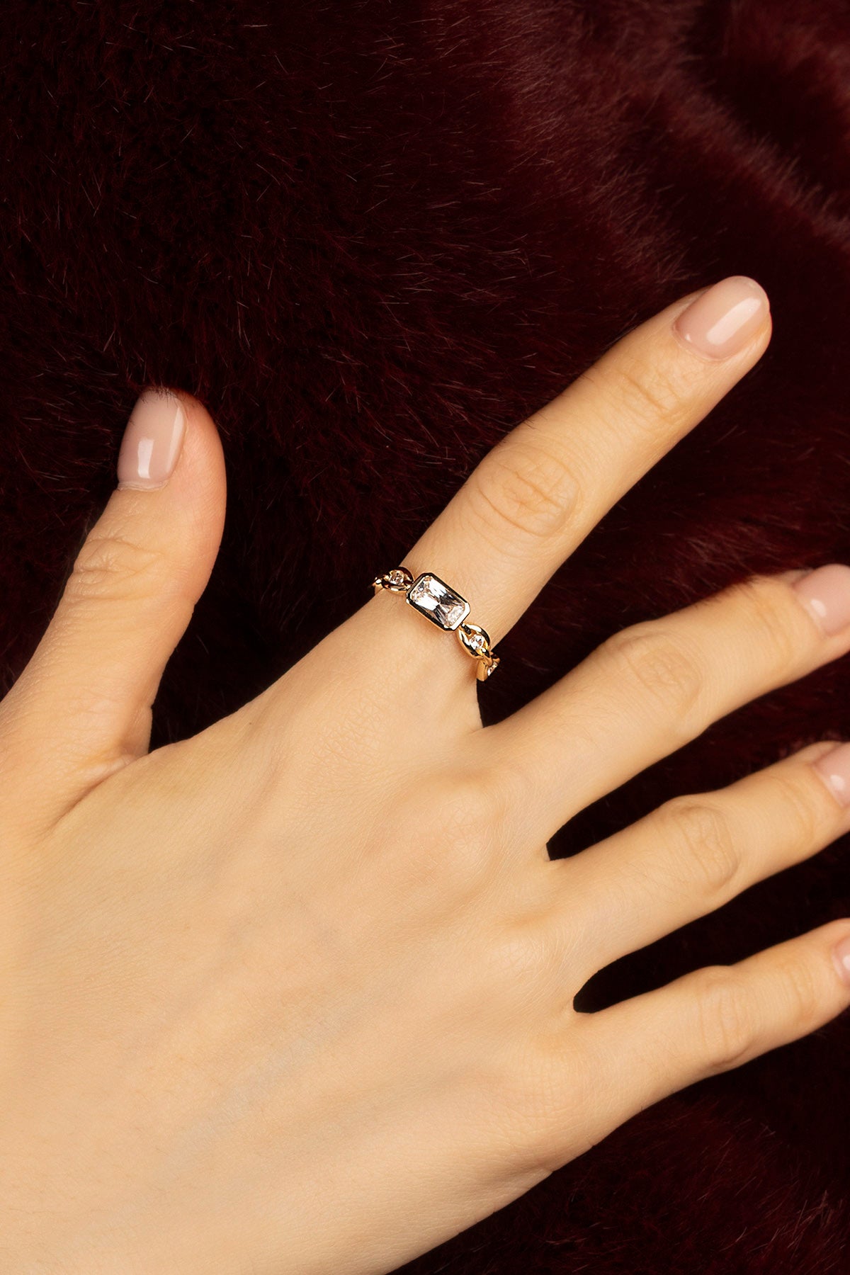 Femme portant la bague APM Monaco, éclat précieux sur peau douce, élégance intemporelle.