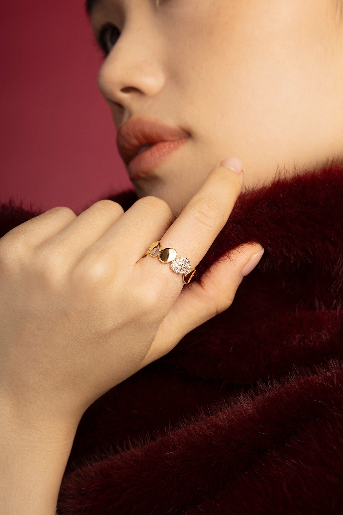 Femme portant les bagues APM, éclat doré et douceur intemporelle.