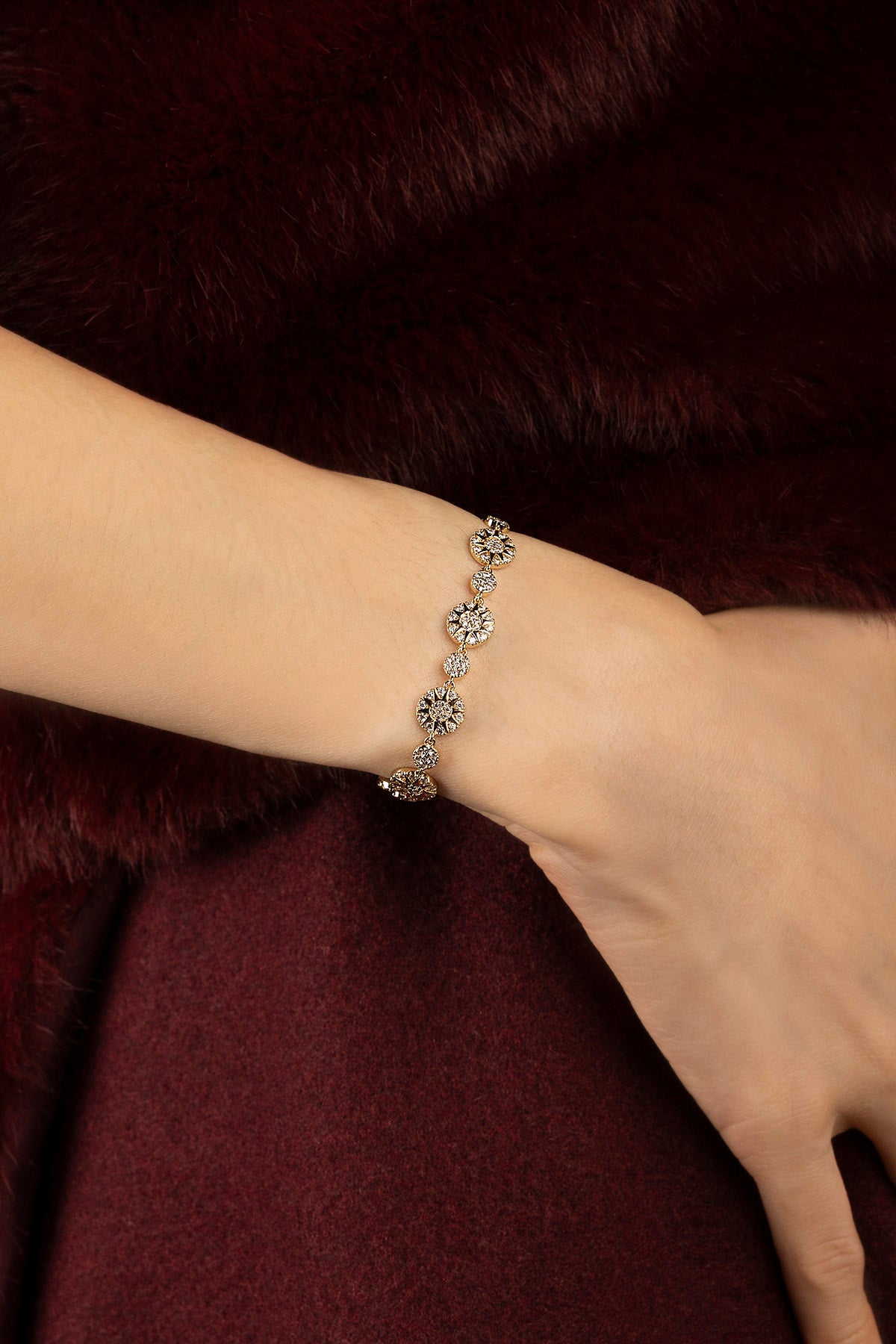 Femme portant le Bracelet APM Monaco, une élégance florale scintillante aux reflets dorés.