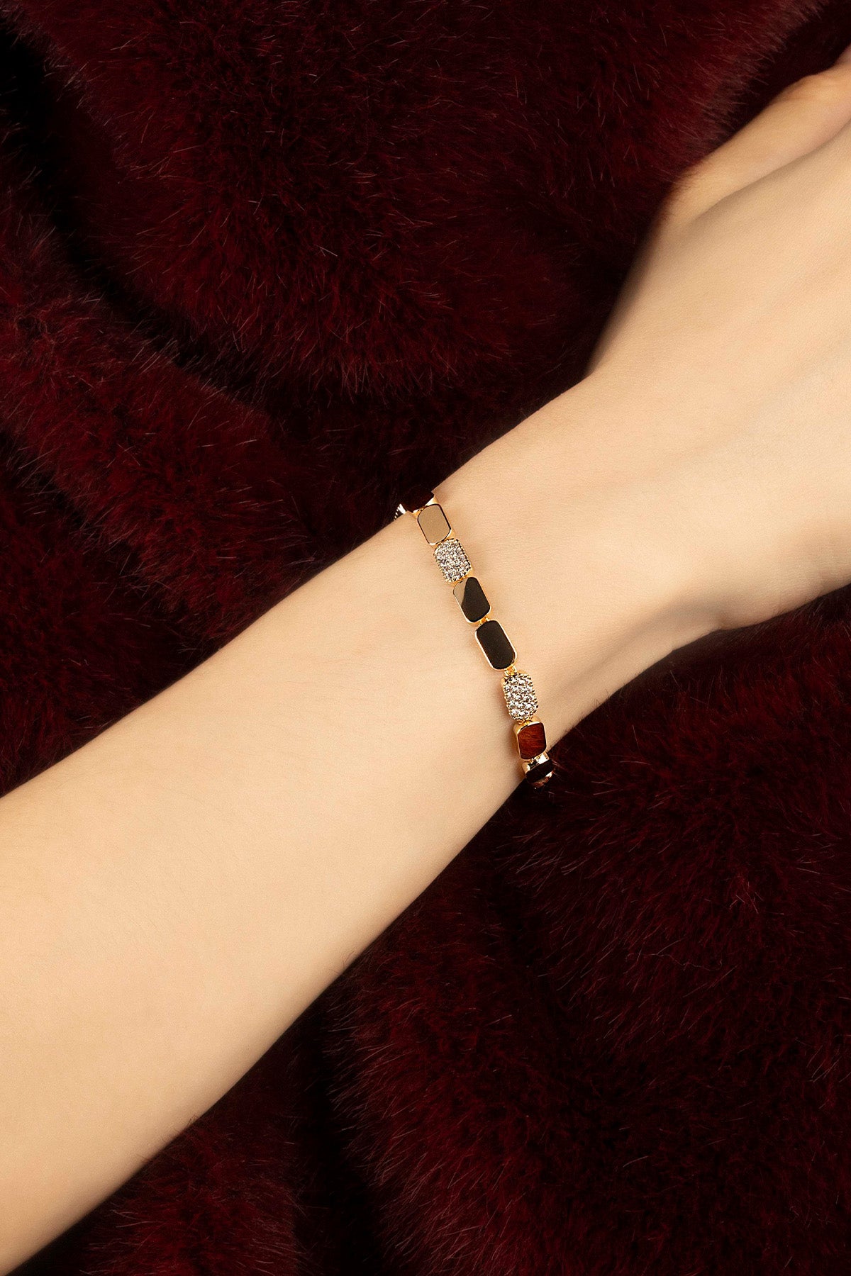Femme portant le Bracelet APM Monaco, élégance chaleureuse aux couleurs profondes et éclat raffiné.