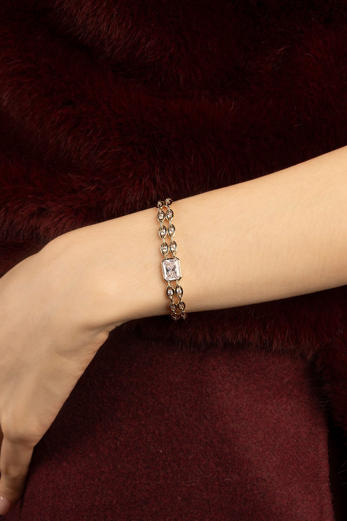 Femme portant le bracelet APM Monaco, éclat doré et élégance intemporelle au poignet.