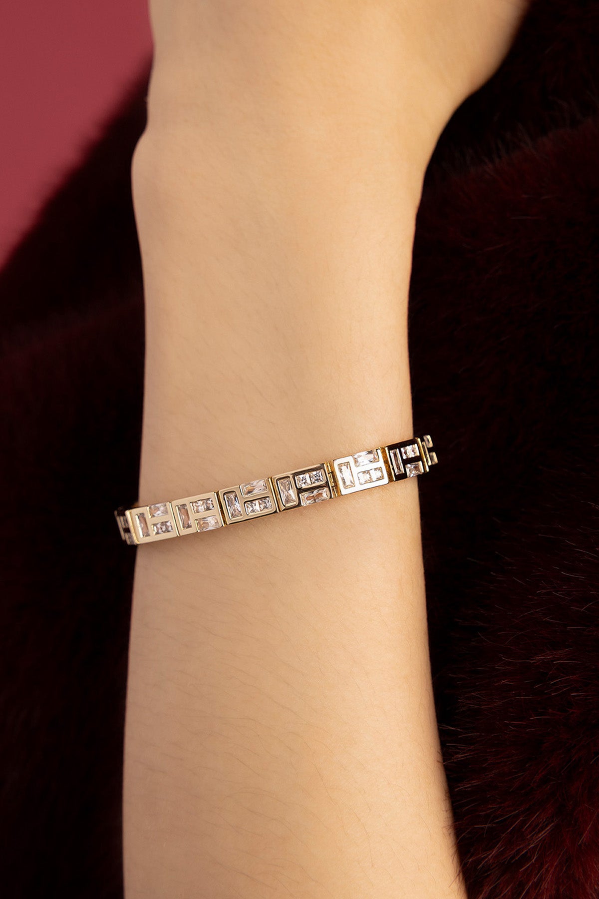 Femme portant le bracelet APM, éclat graphique et allure résolument moderne.