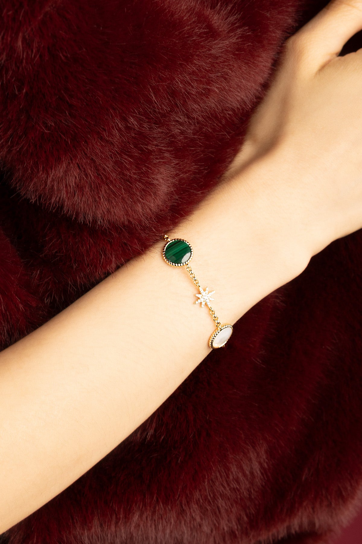 Femme portant le Bracelet APM Monaco, éclat étoilé sur un écrin de velours.