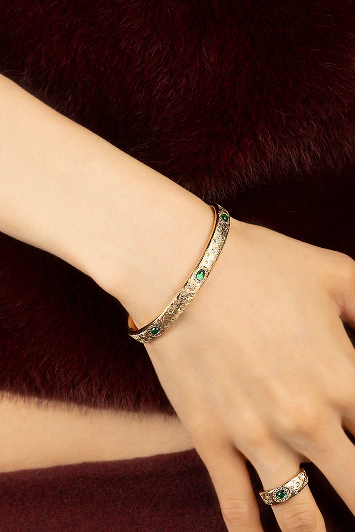 Femme portant le Bracelet APM Monaco, éclats verts et allure précieusement vintage.