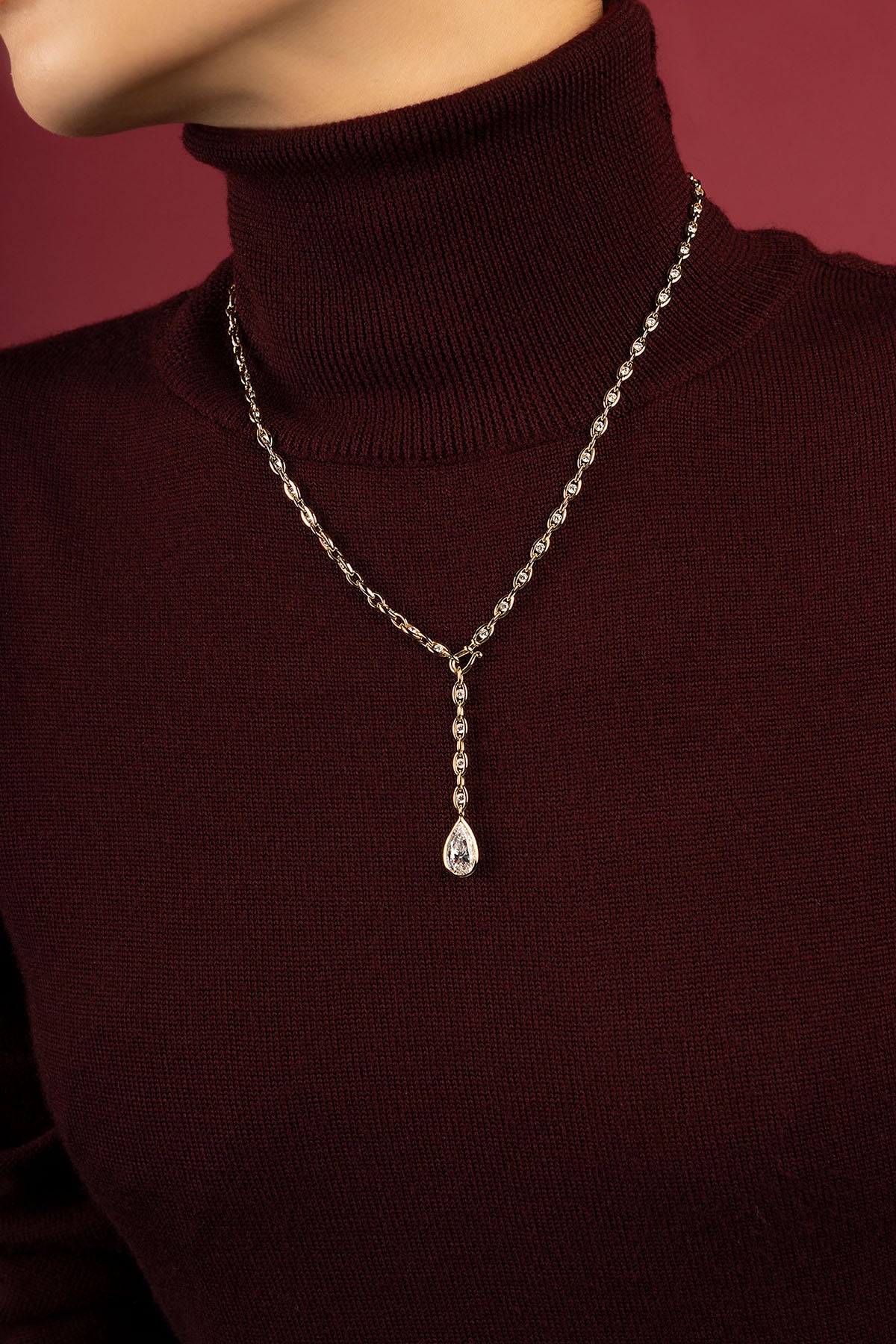 Femme portant le collier APM, une goutte lumineuse pour une élégance intemporelle.