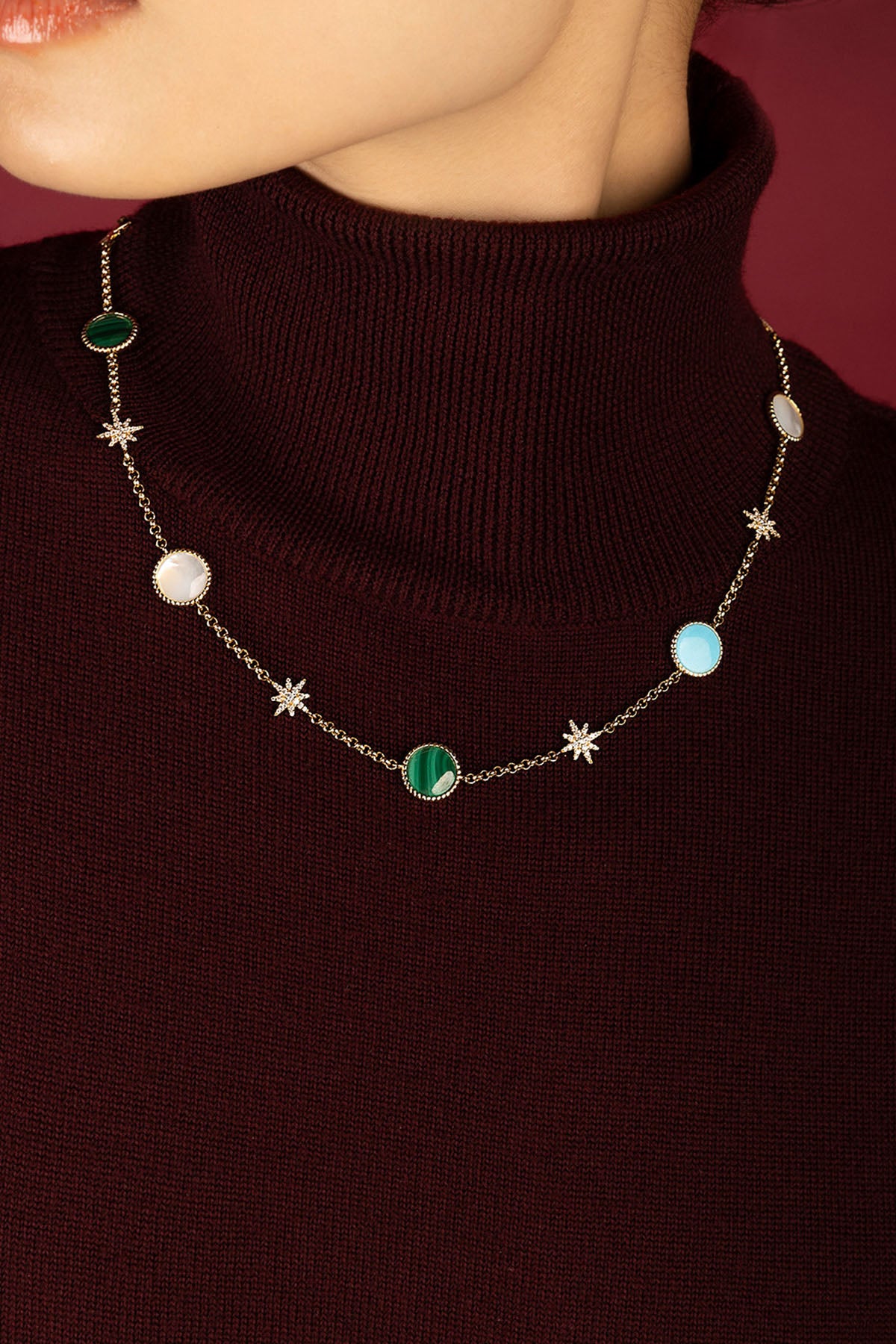 Femme portant le Collier APM Monaco, éclats de couleurs et étoiles, élégance intemporelle.