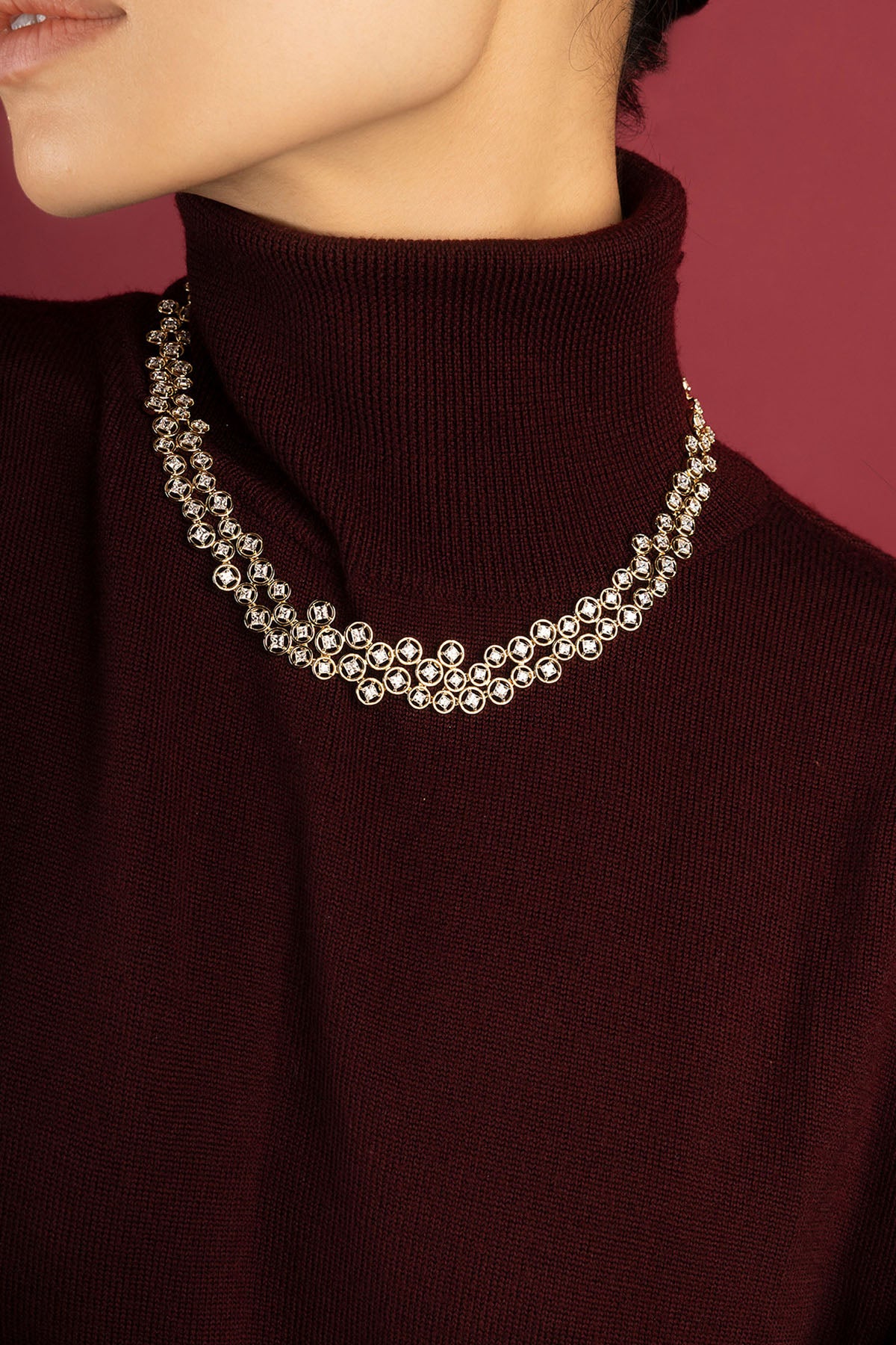 Femme portant le collier APM Monaco, éclat scintillant et allure raffinée en toute saison.