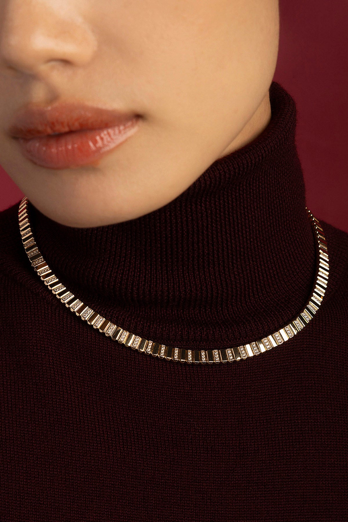 Femme portant le Collier APM Morse, une élégance dorée qui murmure la modernité.