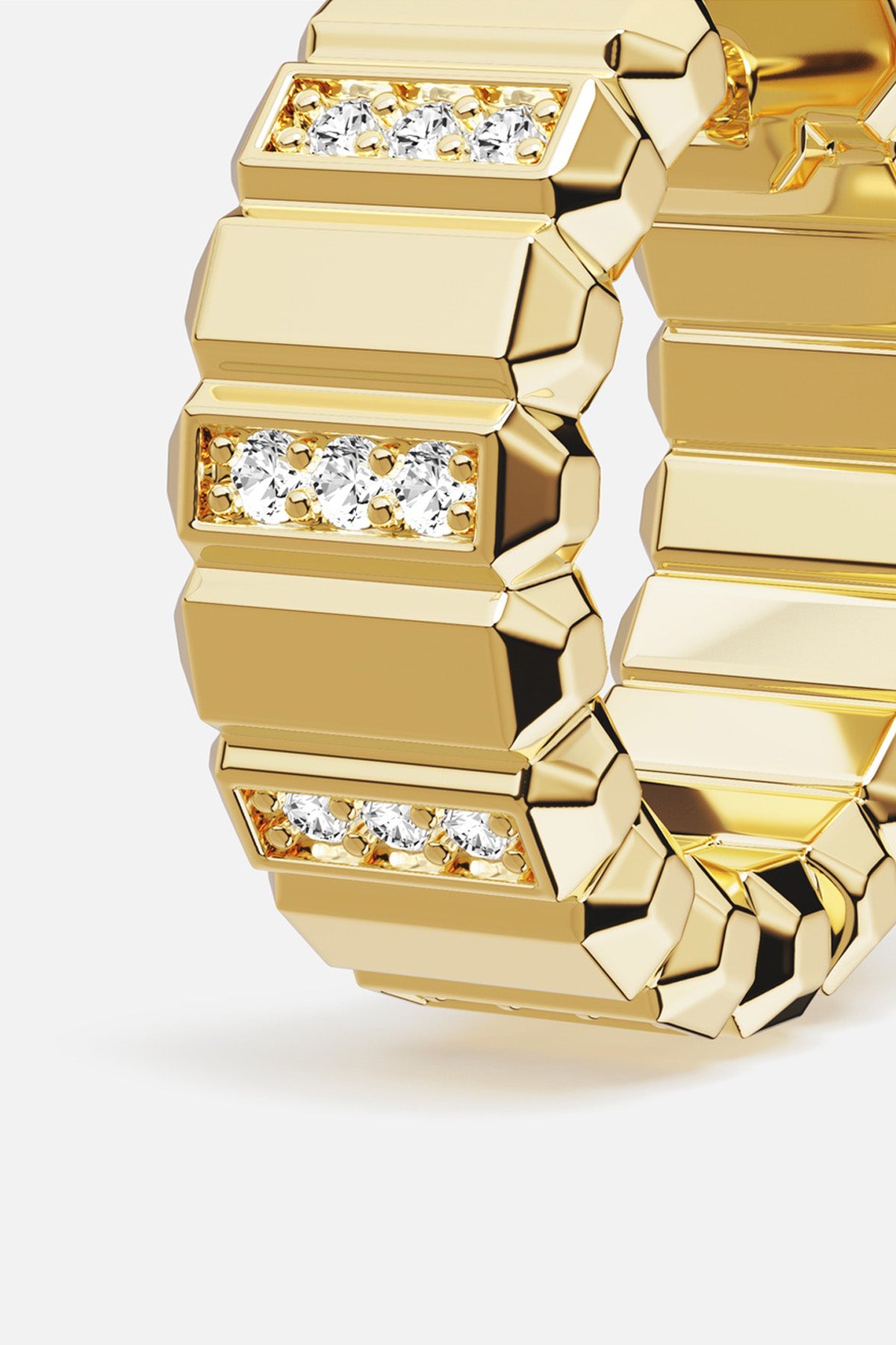 Bague APM Monaco, éclat doré architectural, une allure audacieuse et lumineuse.