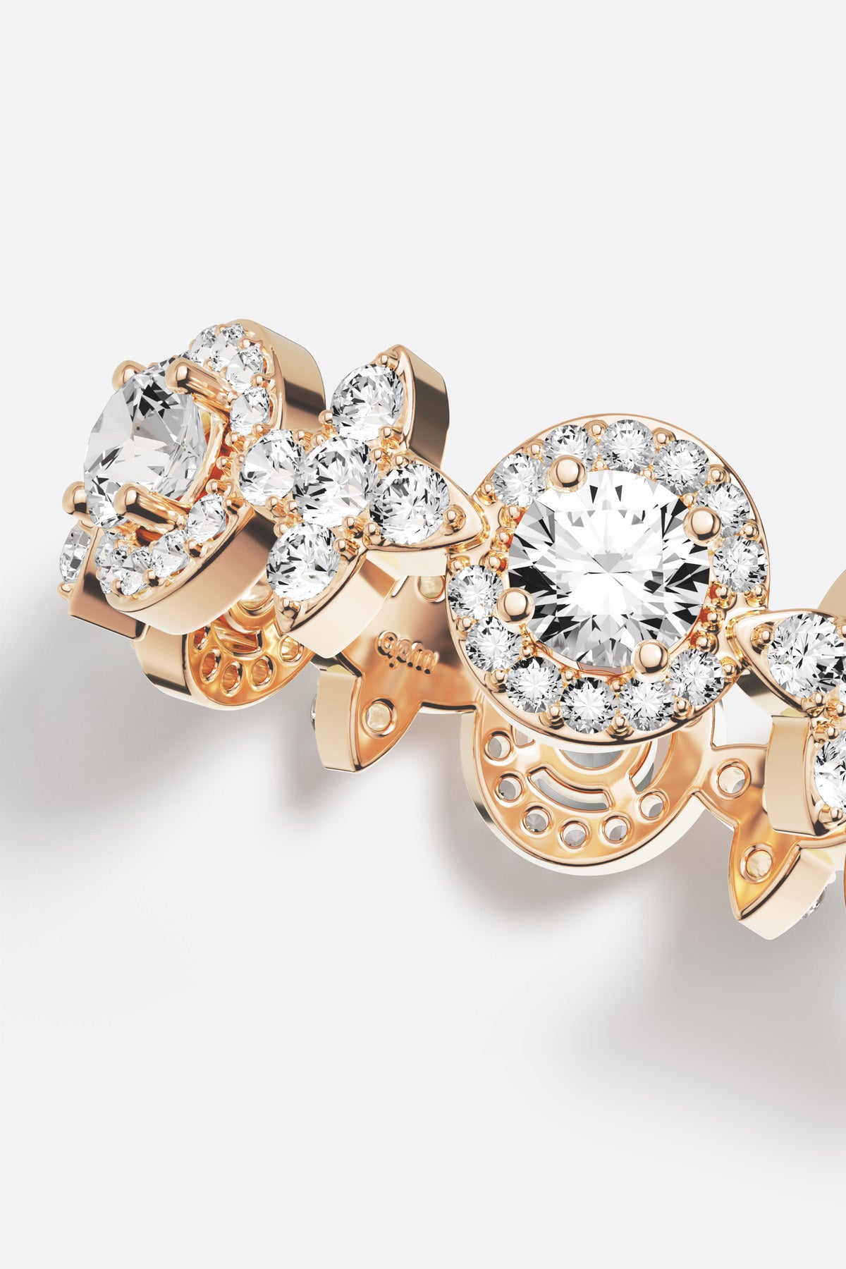 Bague APM aux reflets dorés, éclat floral et lumineux pour une élégance intemporelle.