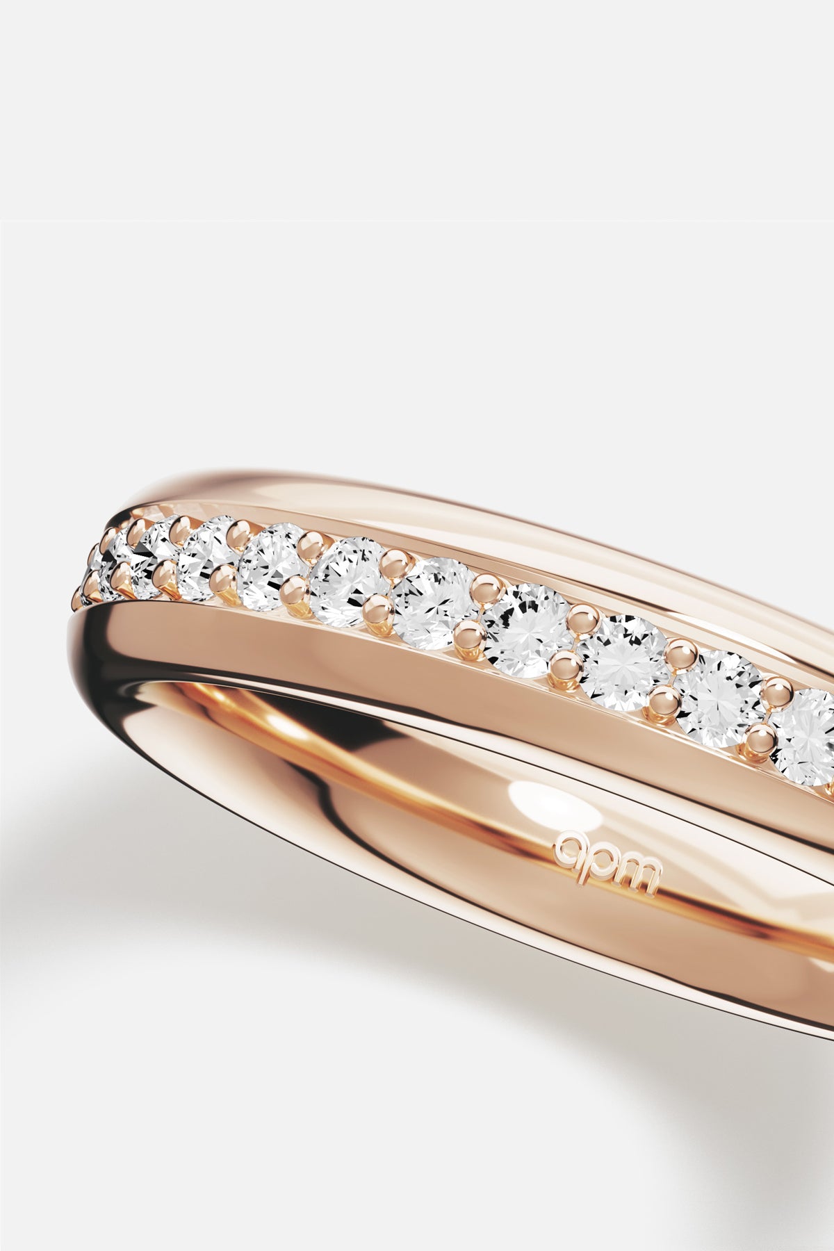Bague APM Monaco aux tons rosés, une ligne scintillante d'une élégance intemporelle.