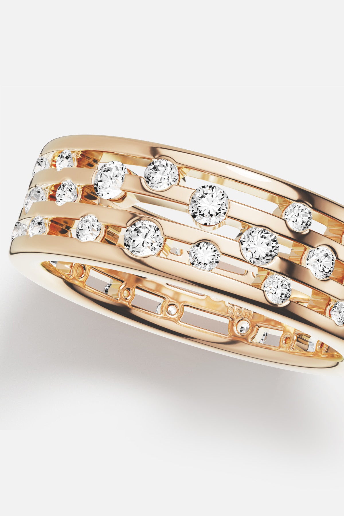 Bague APM aux reflets dorés, une constellation scintillante posée sur la main.