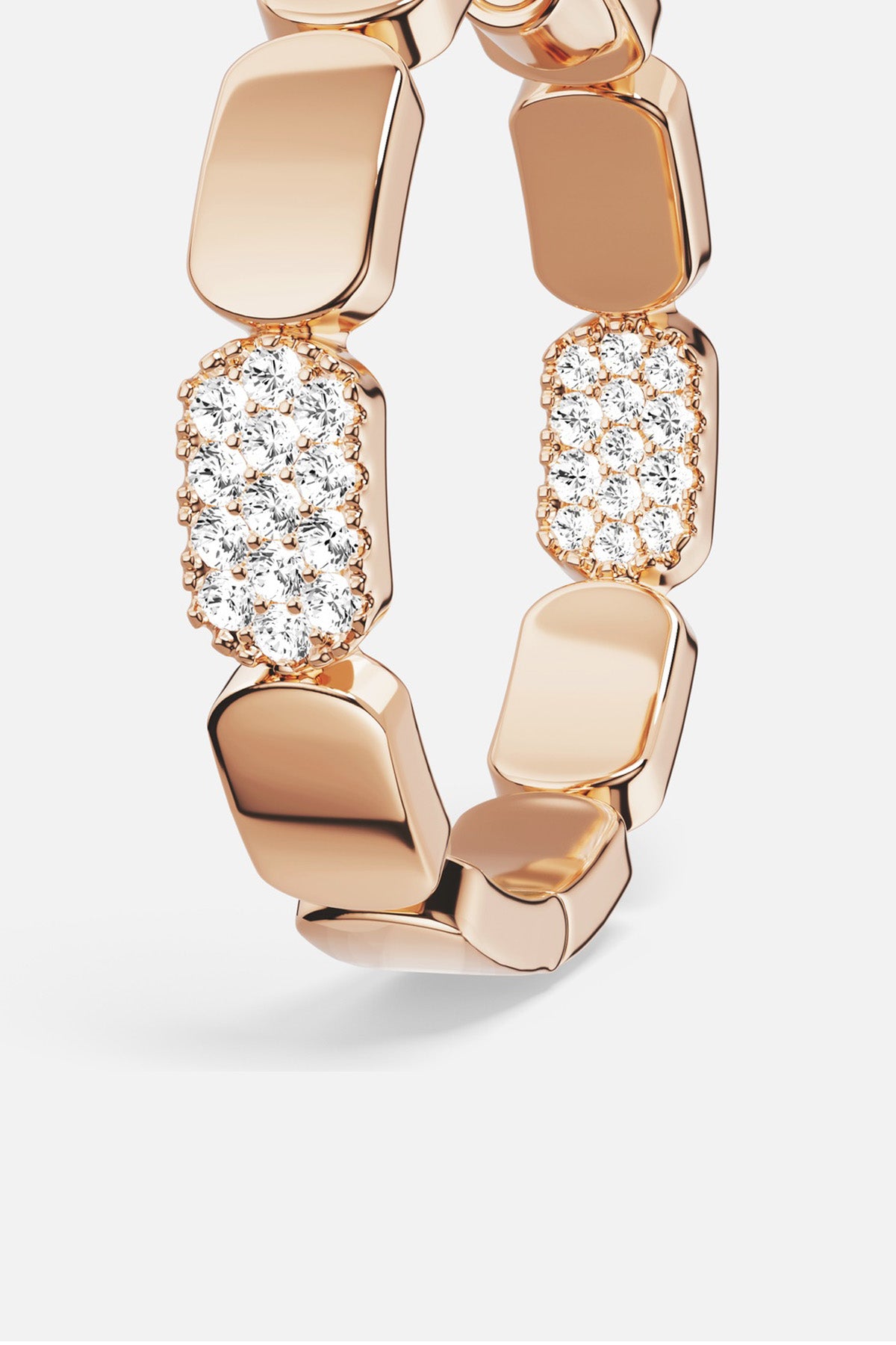 Bague APM aux maillons rosés lumineux, une allure moderne et pleine d'éclat.