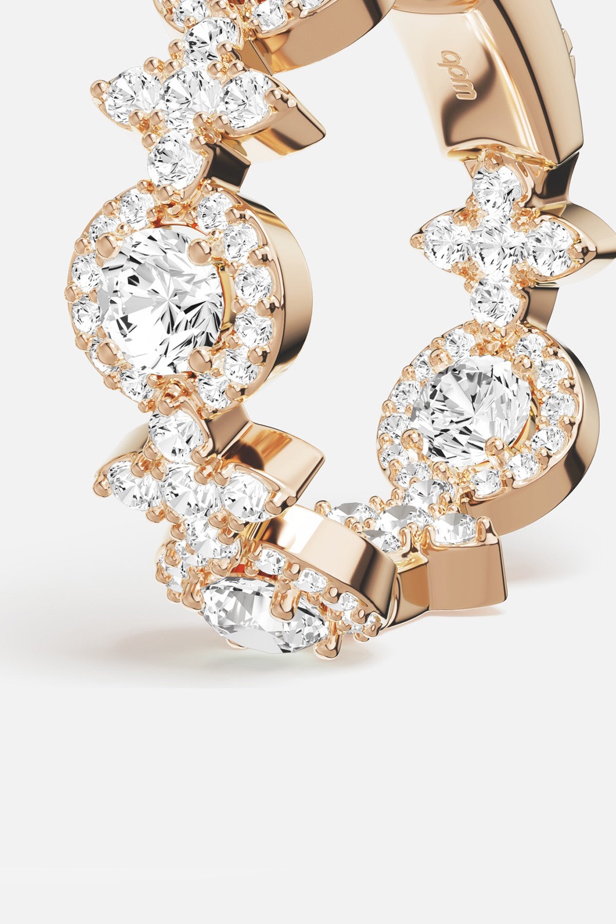 Bague APM, éclat rosé et lumière étoilée, une élégance moderne à fleur de peau.