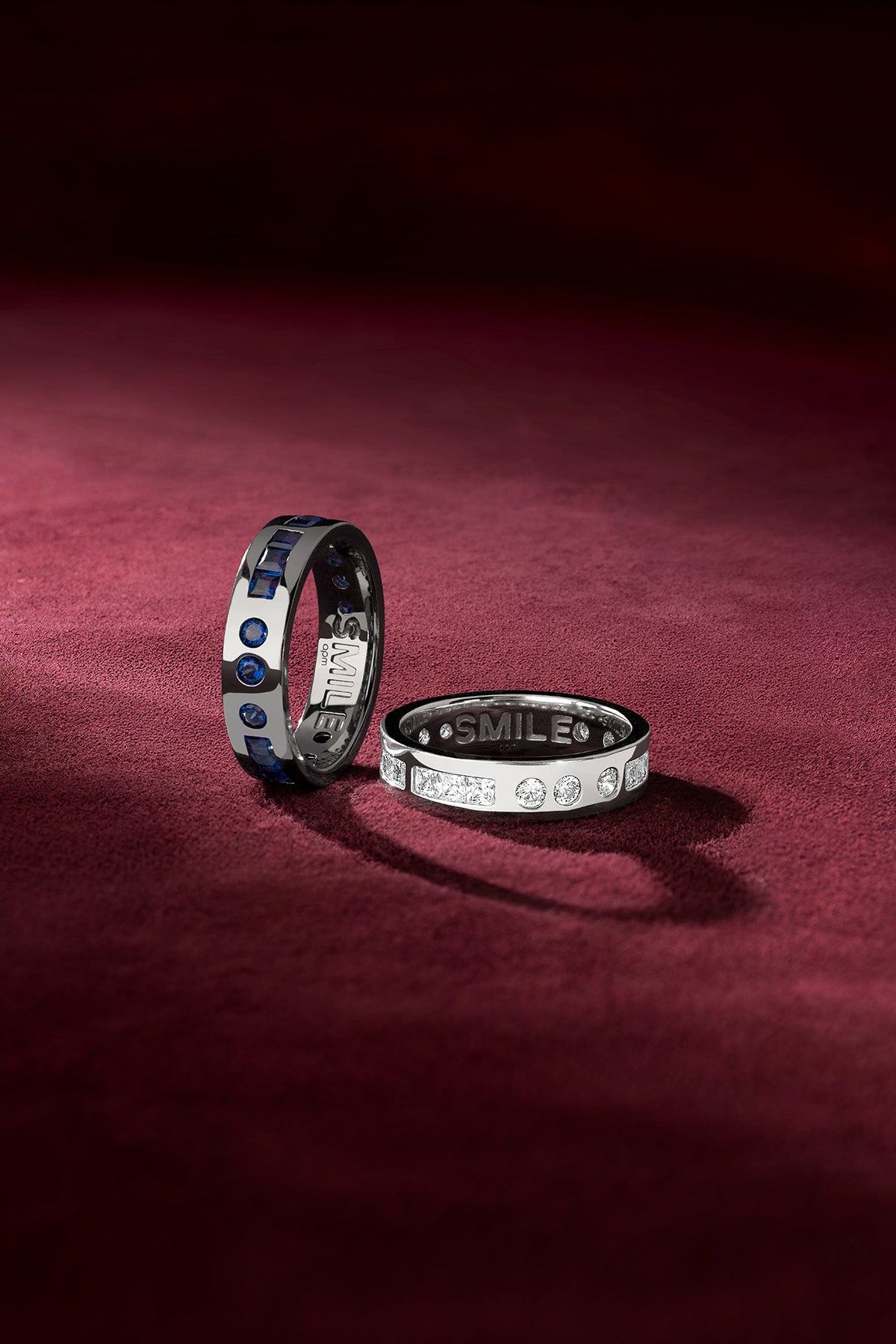 Bagues APM, un duo Smile en finition rhodium, éclat bleu profond et lumière blanche.