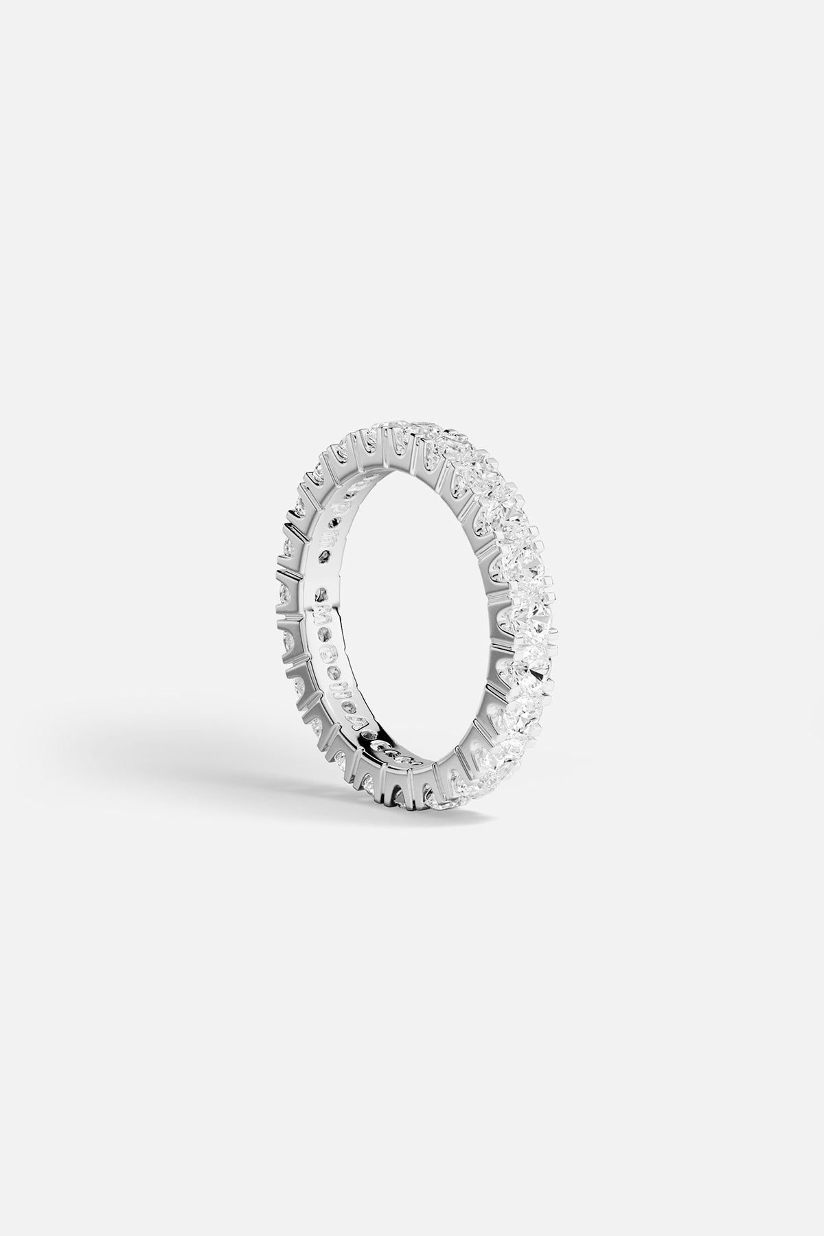 Bague APM en finition rhodium, éclat infini et élégance intemporelle.