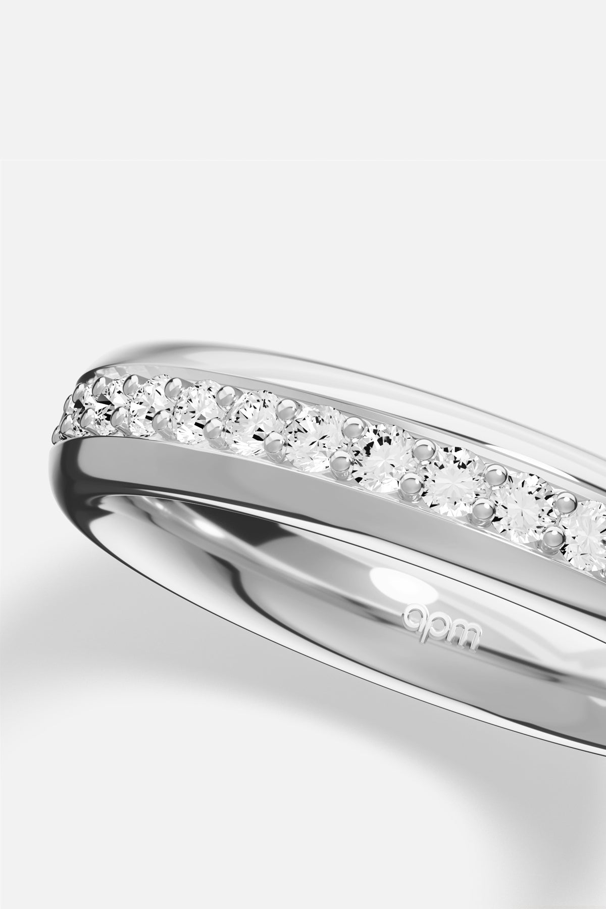 Bague APM au finish rhodium, une ligne scintillante d'une élégance intemporelle.