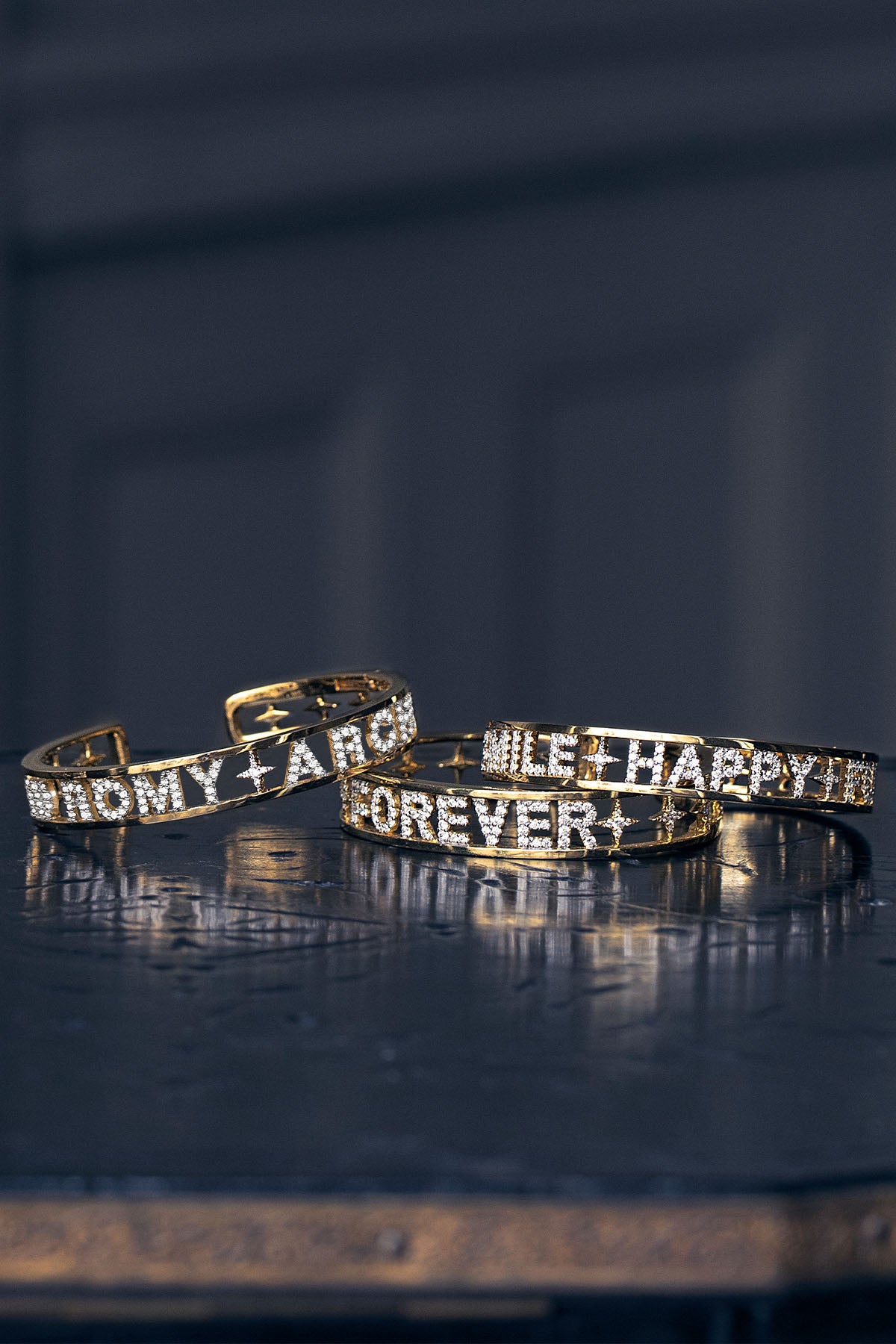 Bracelets APM aux messages scintillants, une élégance dorée qui murmure la joie.