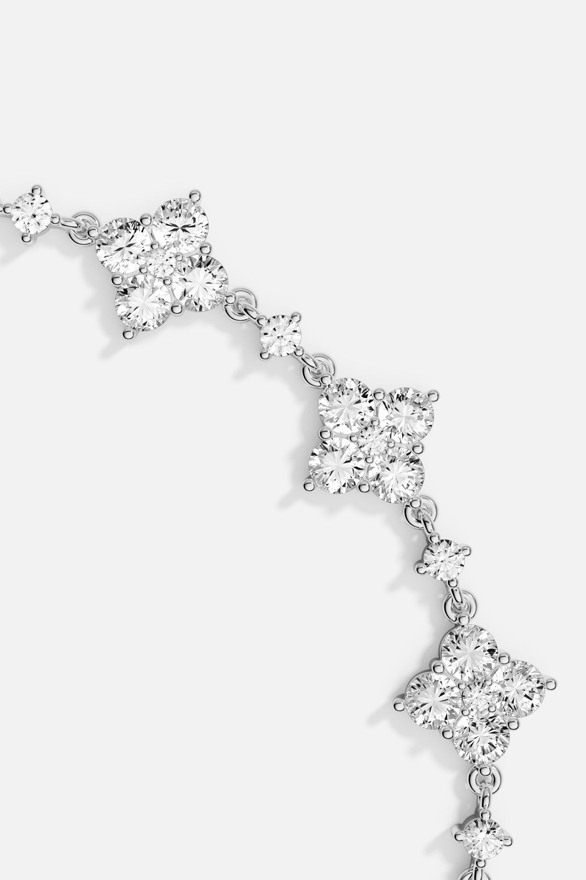 Bracelet APM, une constellation de fleurs scintillantes en finition rhodium.
