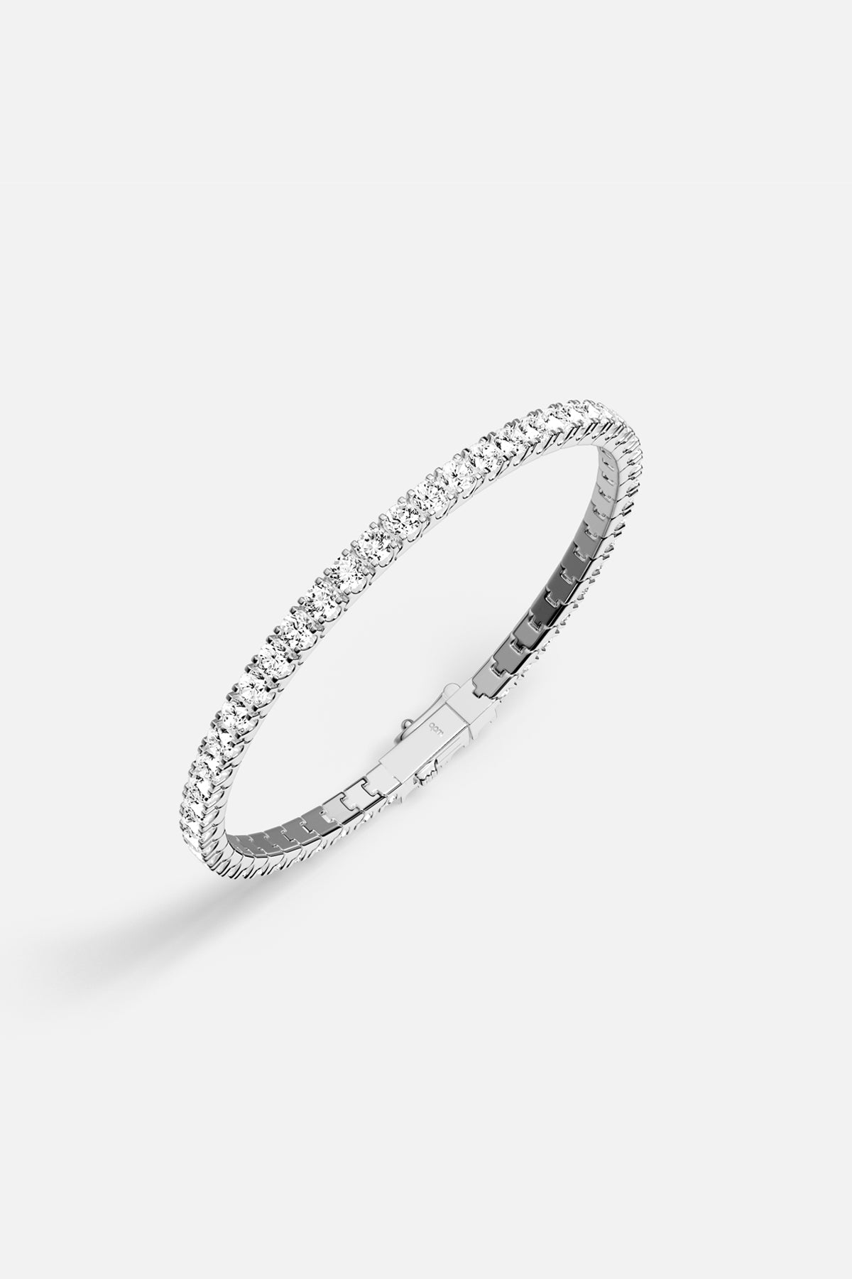 Bracelet tennis APM, une ligne scintillante d'élégance intemporelle au poignet.