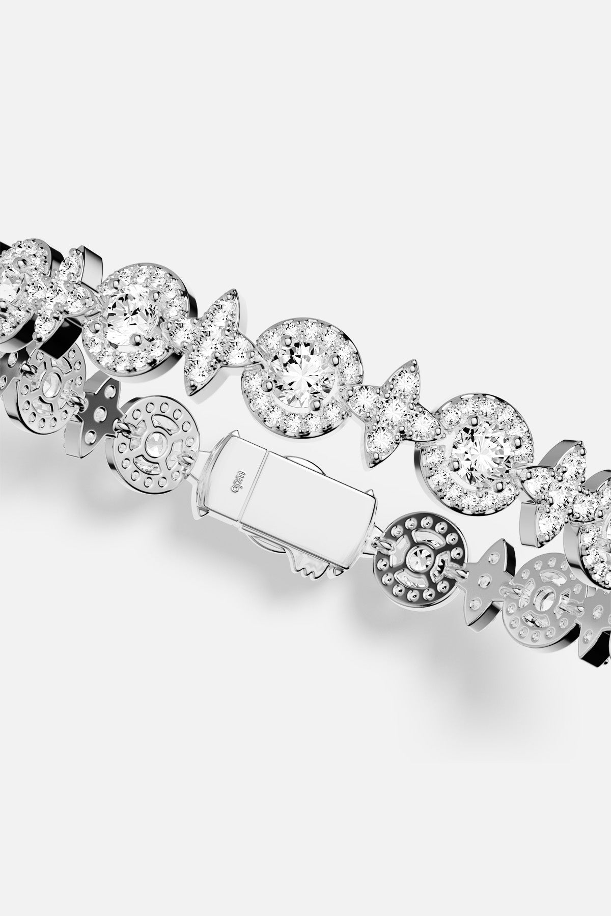 Bracelet APM Monaco, éclat scintillant et allure raffinée au poignet.