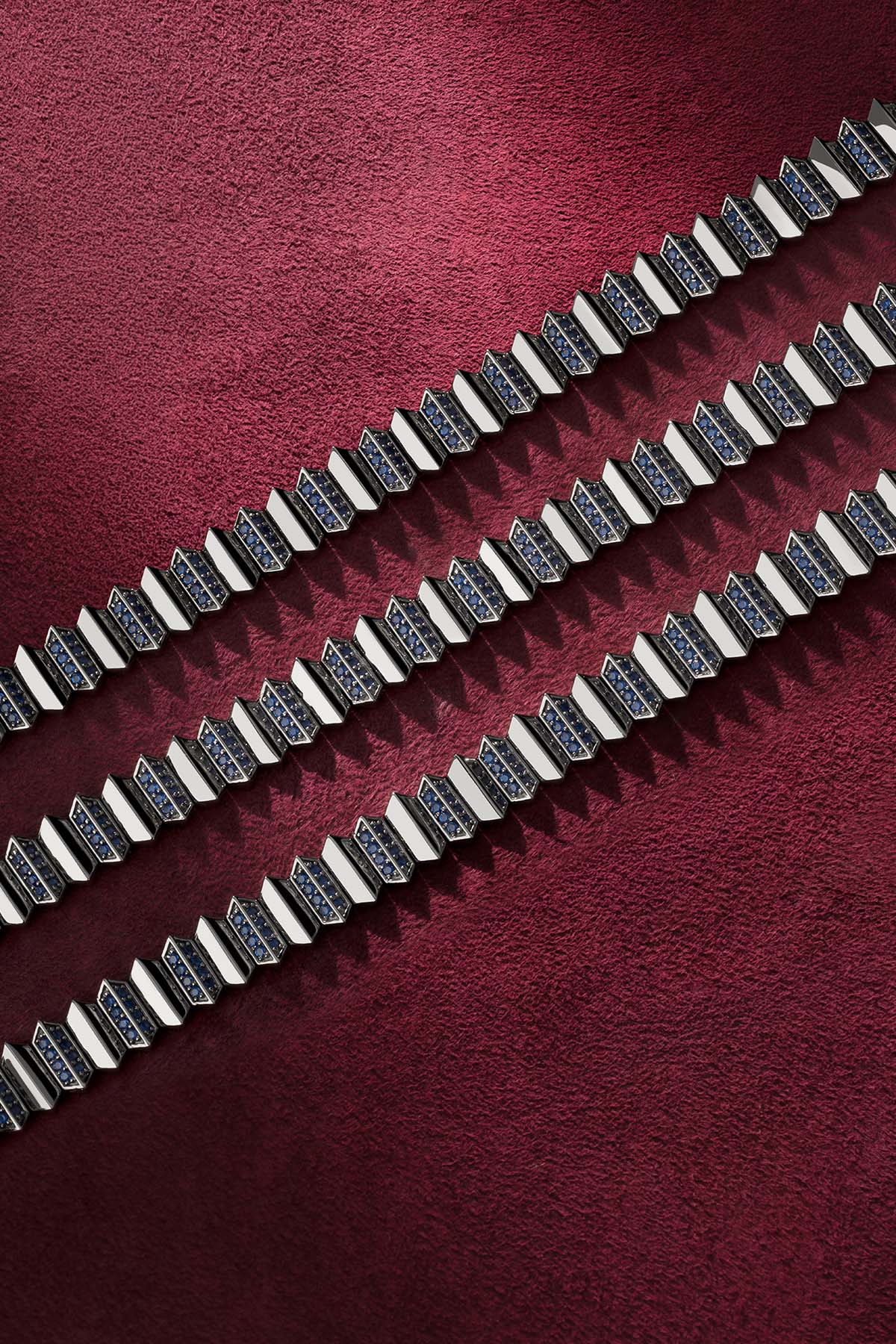 Bracelets APM aux reflets bleus profonds, une allure architecturale et audacieuse.
