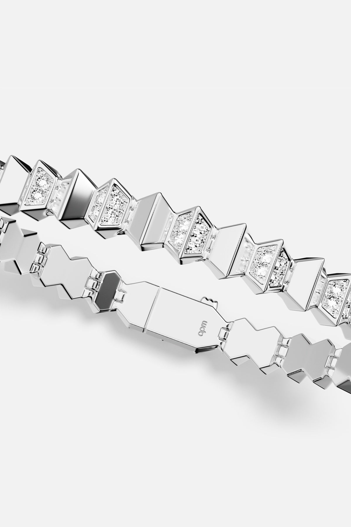 Bracelet APM au rythme géométrique éclatant, une allure moderne et audacieuse.