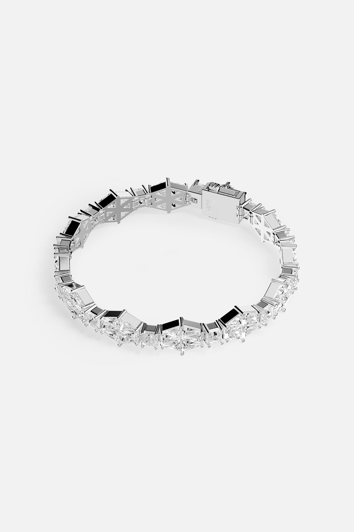 Bracelet APM en finition rhodium, éclat lumineux pour une allure résolument moderne.