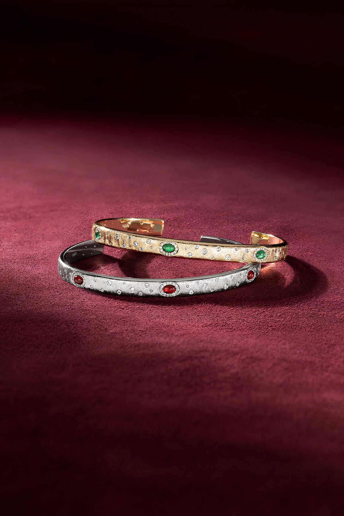 Bracelets APM aux couleurs dorée et rhodiée, éclat précieux sur velours bordeaux.