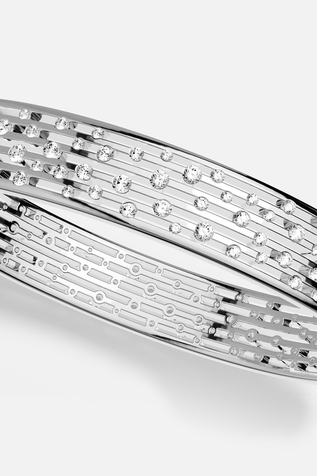 Bracelet APM multi-rangs, finition rhodium et éclats scintillants, une élégance stellaire.