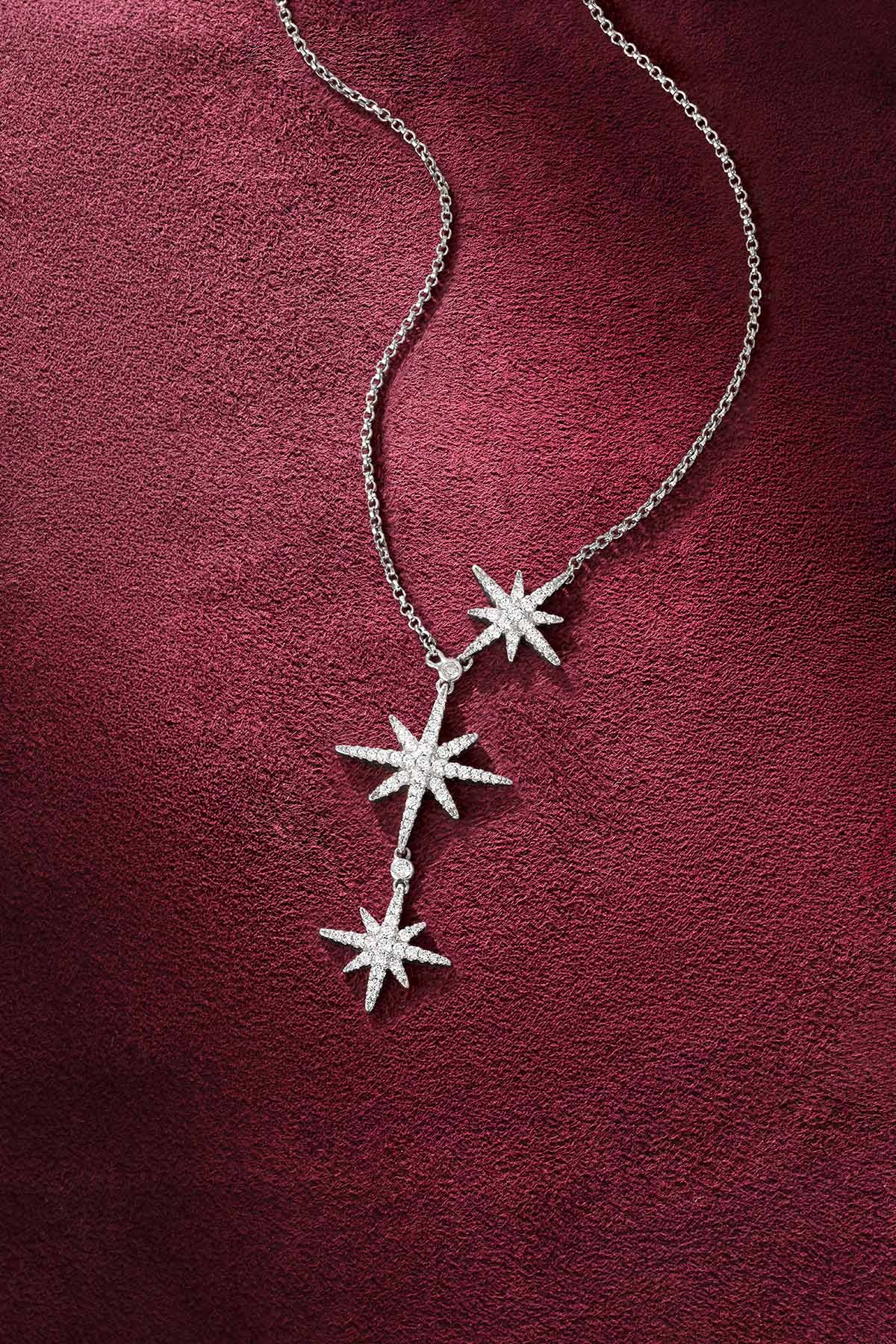 Collier Météorites APM, une constellation scintillante suspendue avec élégance intemporelle.