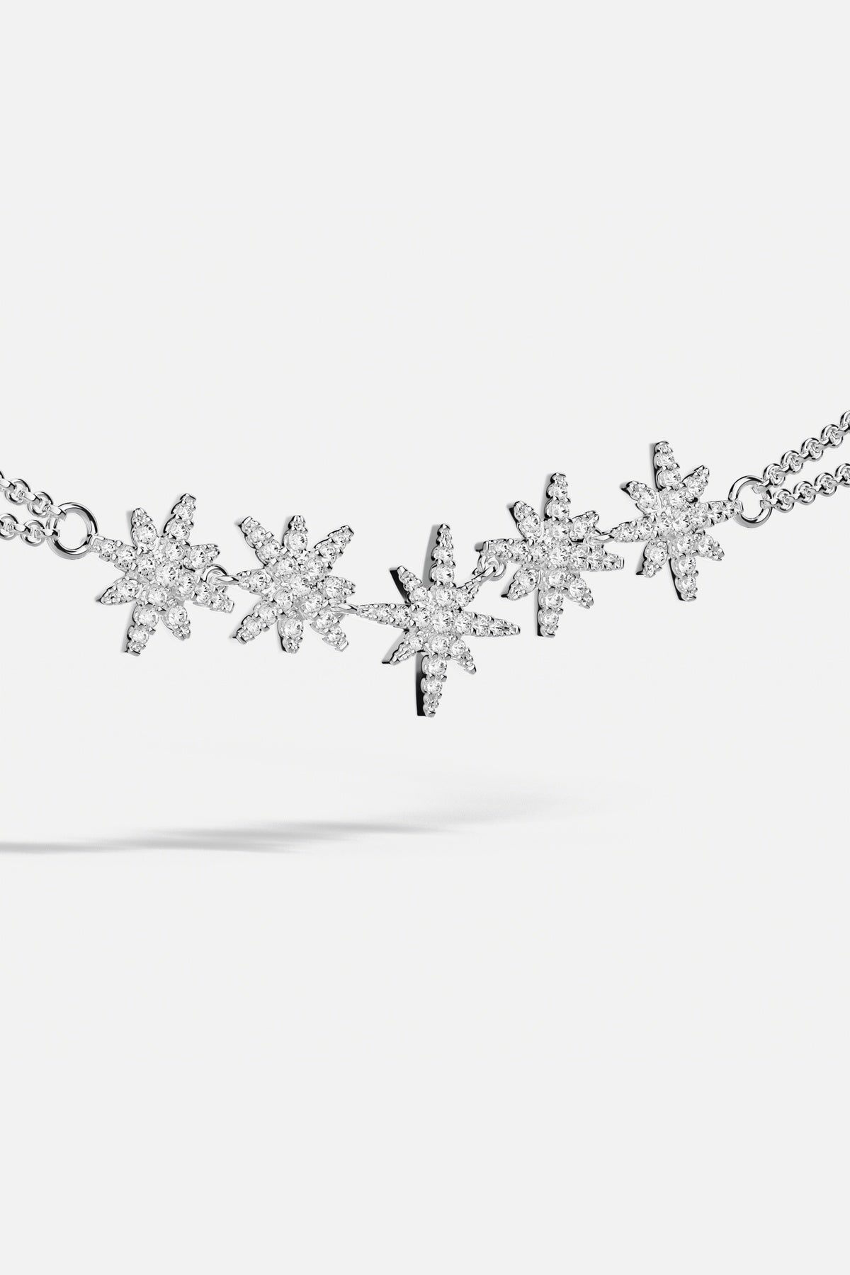 Collier APM Monaco, une constellation scintillante posée avec délicatesse sur la peau.