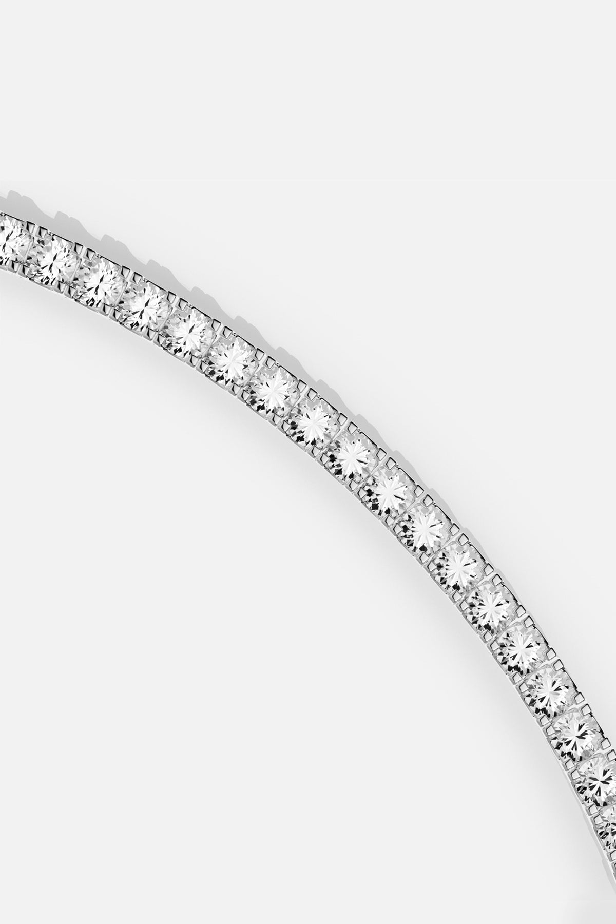 Bracelet Tennis APM Monaco, une ligne scintillante au éclat rhodium intemporel.