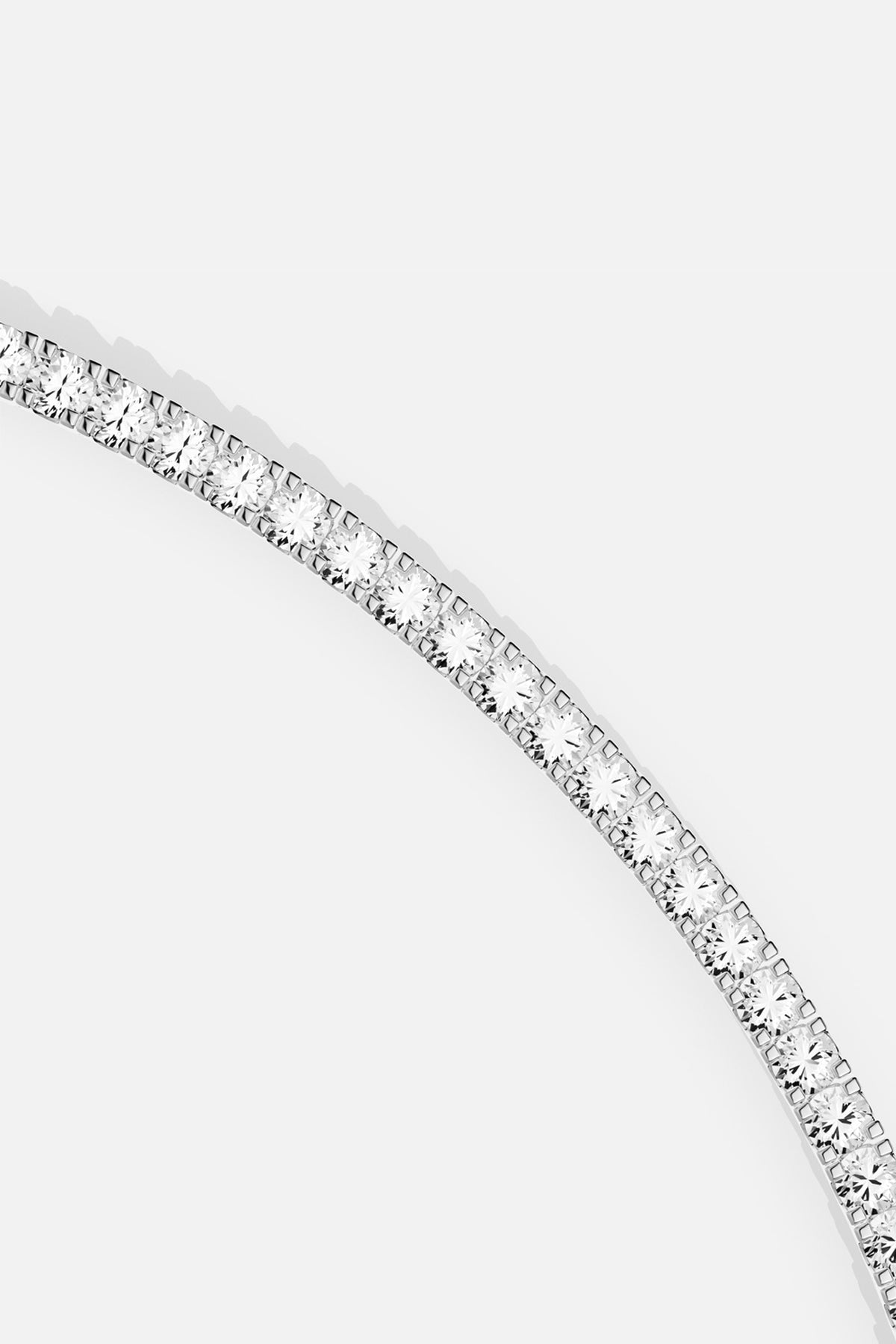 Bracelet tennis APM Monaco, une ligne scintillante d'élégance intemporelle.