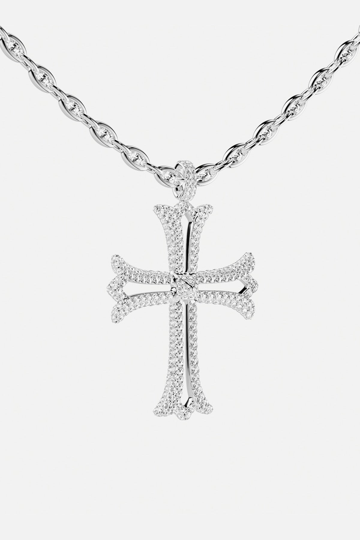 Collier APM avec pendentif croix scintillant, une allure audacieuse et intemporelle.