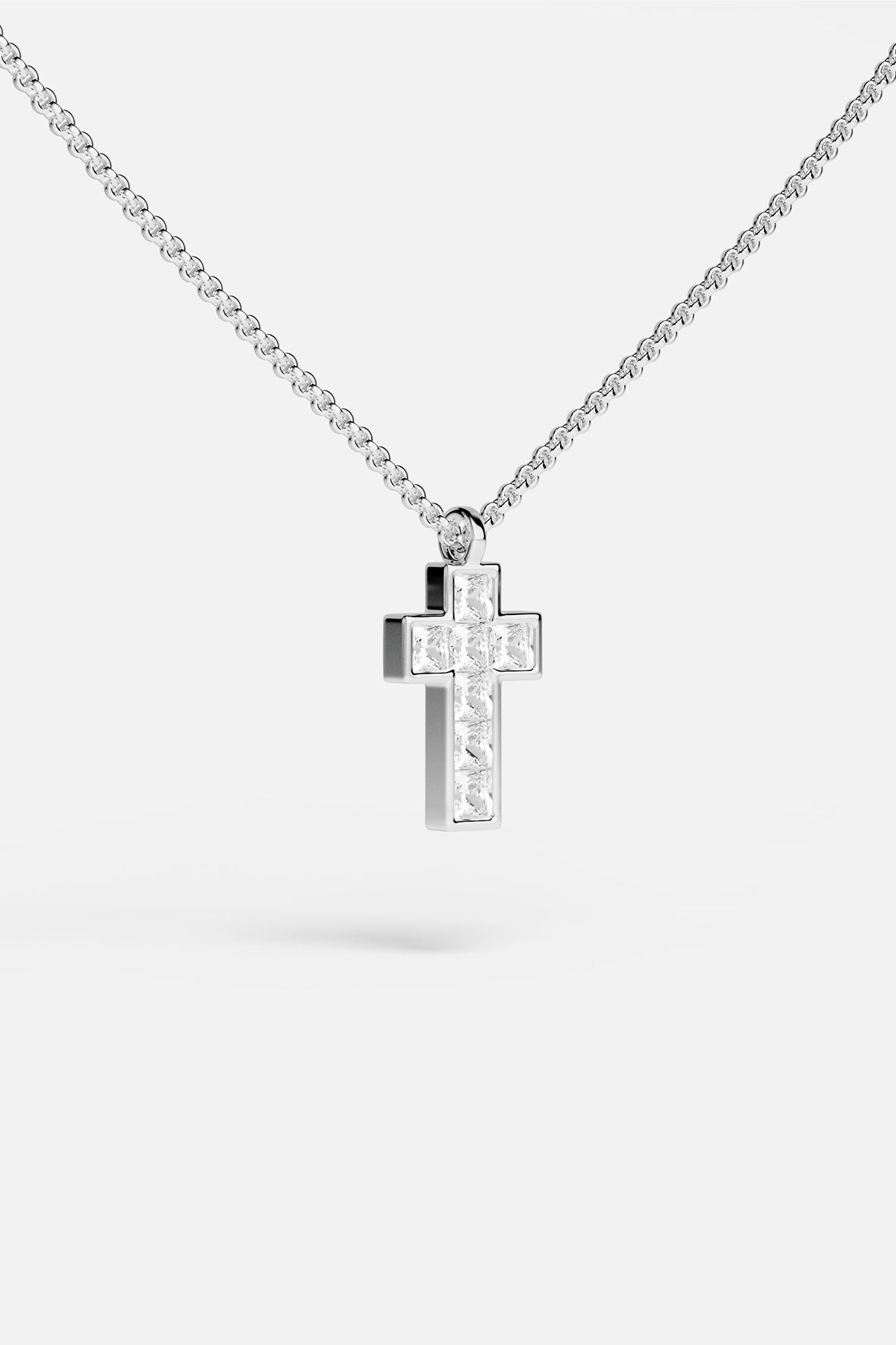 Collier APM croix scintillante, finition rhodium, allure moderne et intemporelle.