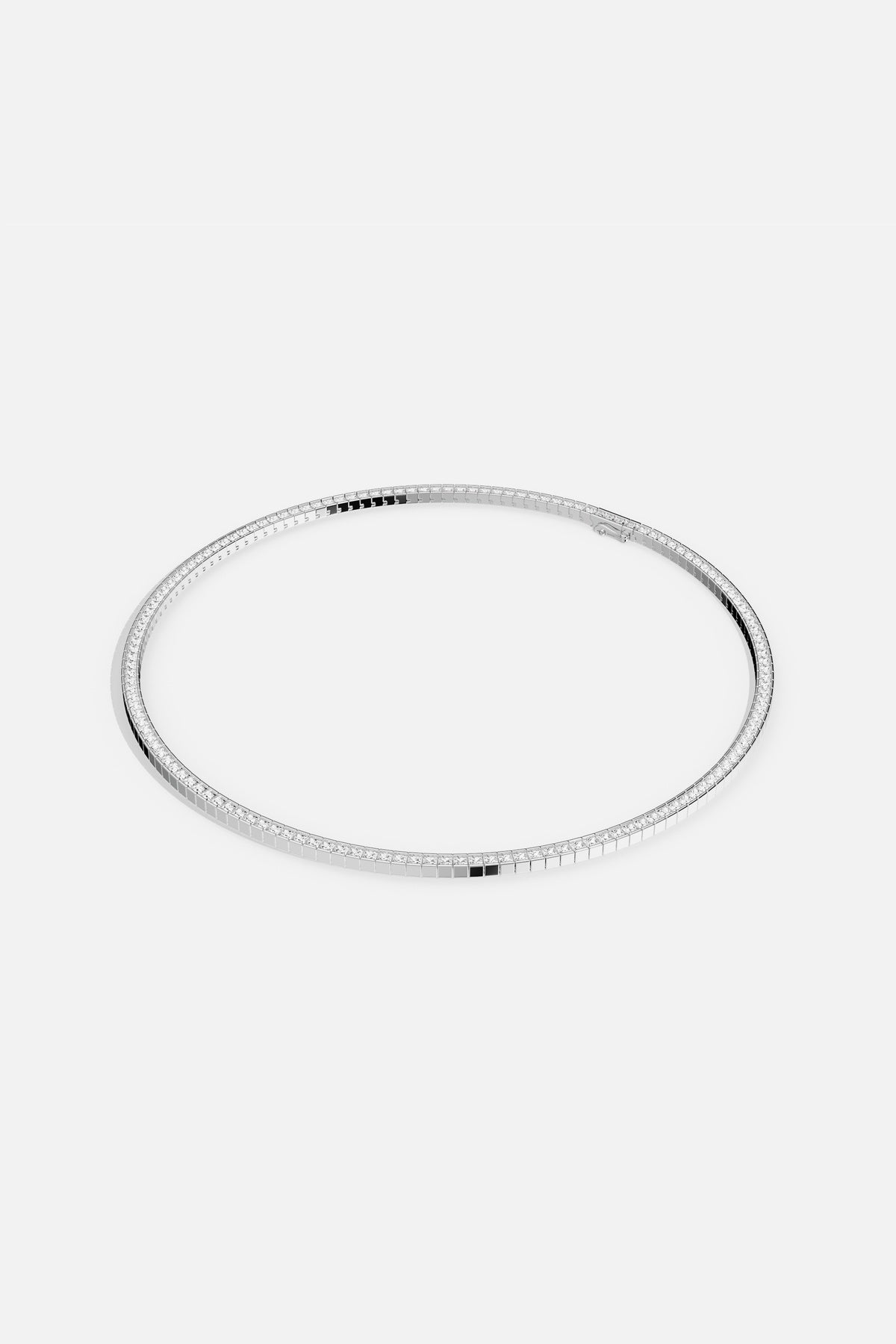 Collier APM, une ligne scintillante d'une élégance moderne et lumineuse.