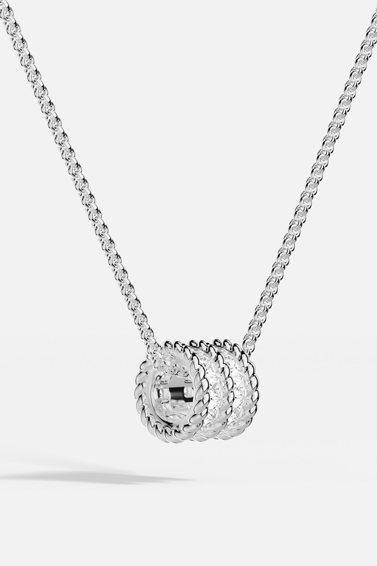 Collier APM Monaco, pendentif torsadé lumineux, une élégance intemporelle au quotidien.